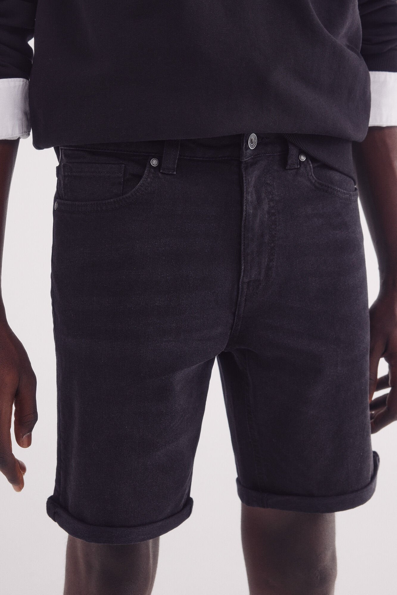 Springfield_Basic Black Slim Fit Denim Bermuda Shorts_0019551_01_04