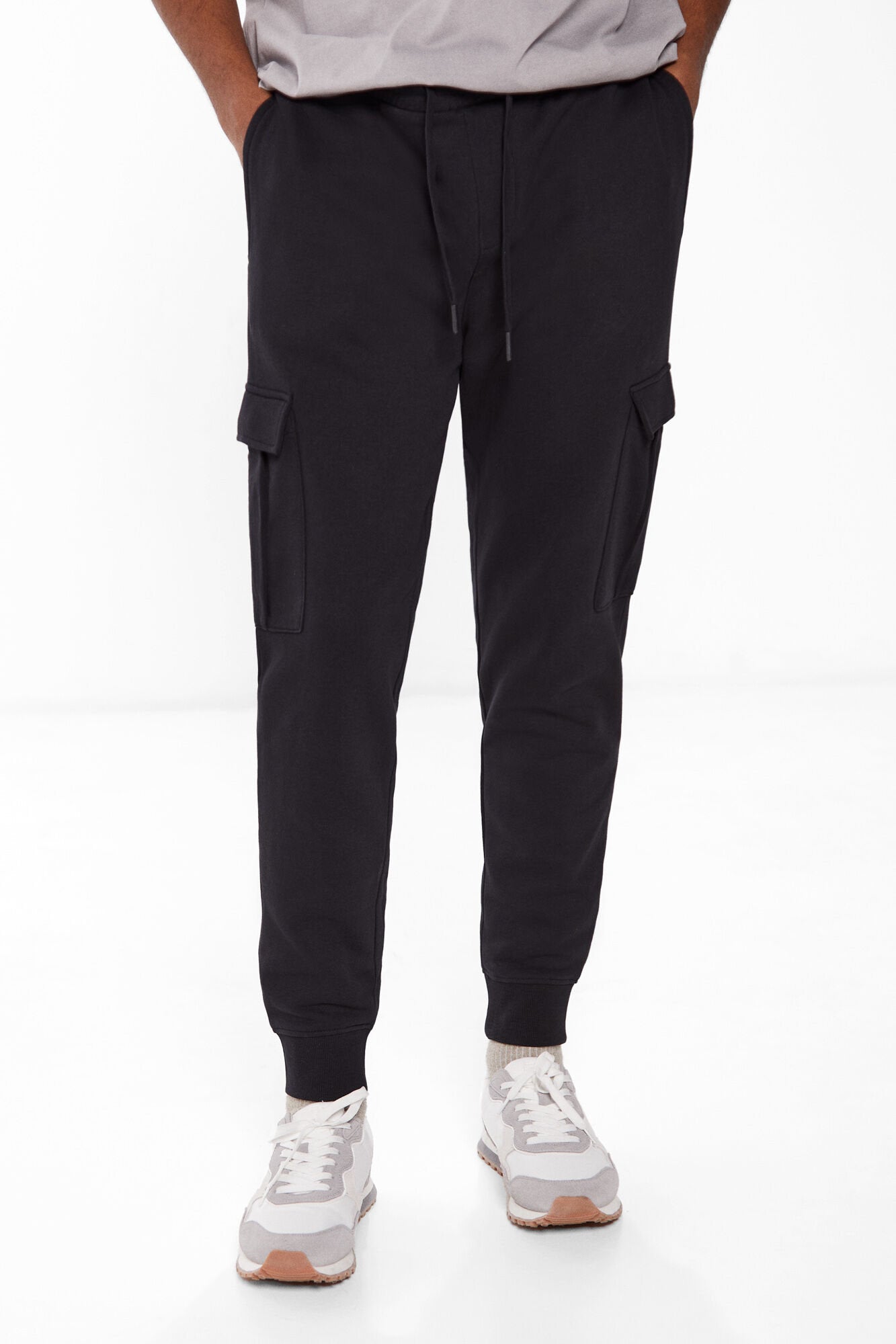 Black Cargo Style Sweatpants_0097354_01_02