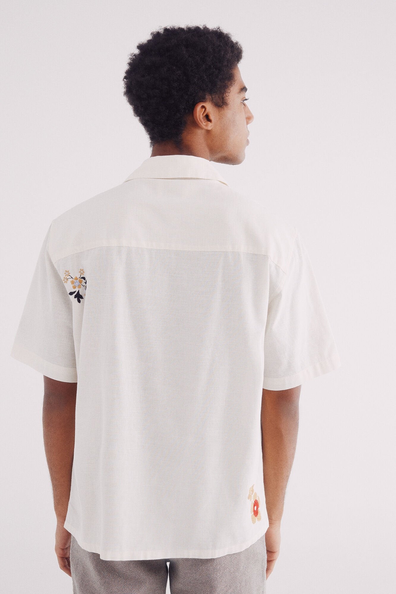 Springfield_Short Sleeve Shirt with Flower Embroidered_0379227_97_04