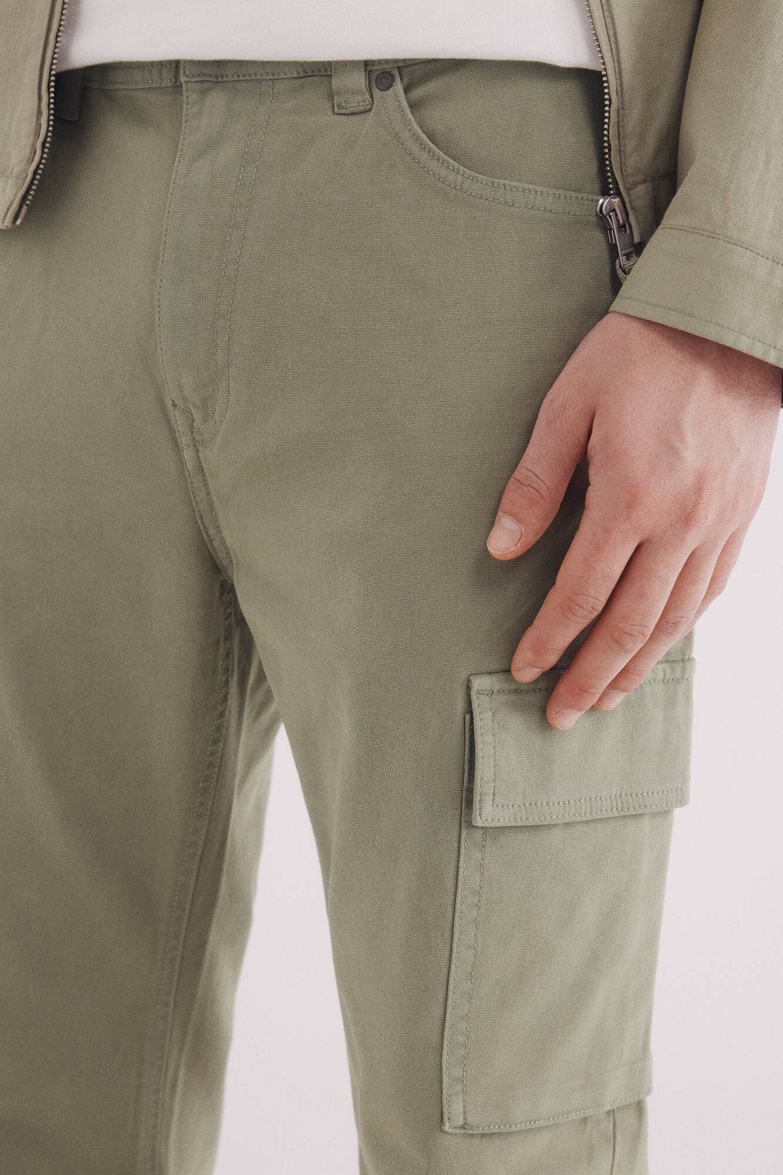 Springfield_Slim Fit Cargo Structured Jeans_0399333_93_03