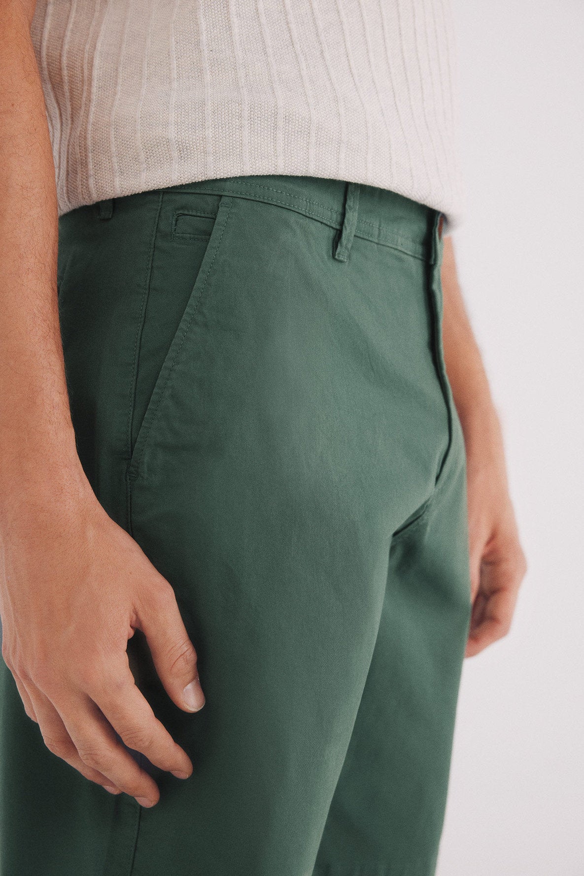 Springfield_Coloured Comfort Fit Bermuda Shorts_0439942_22_03