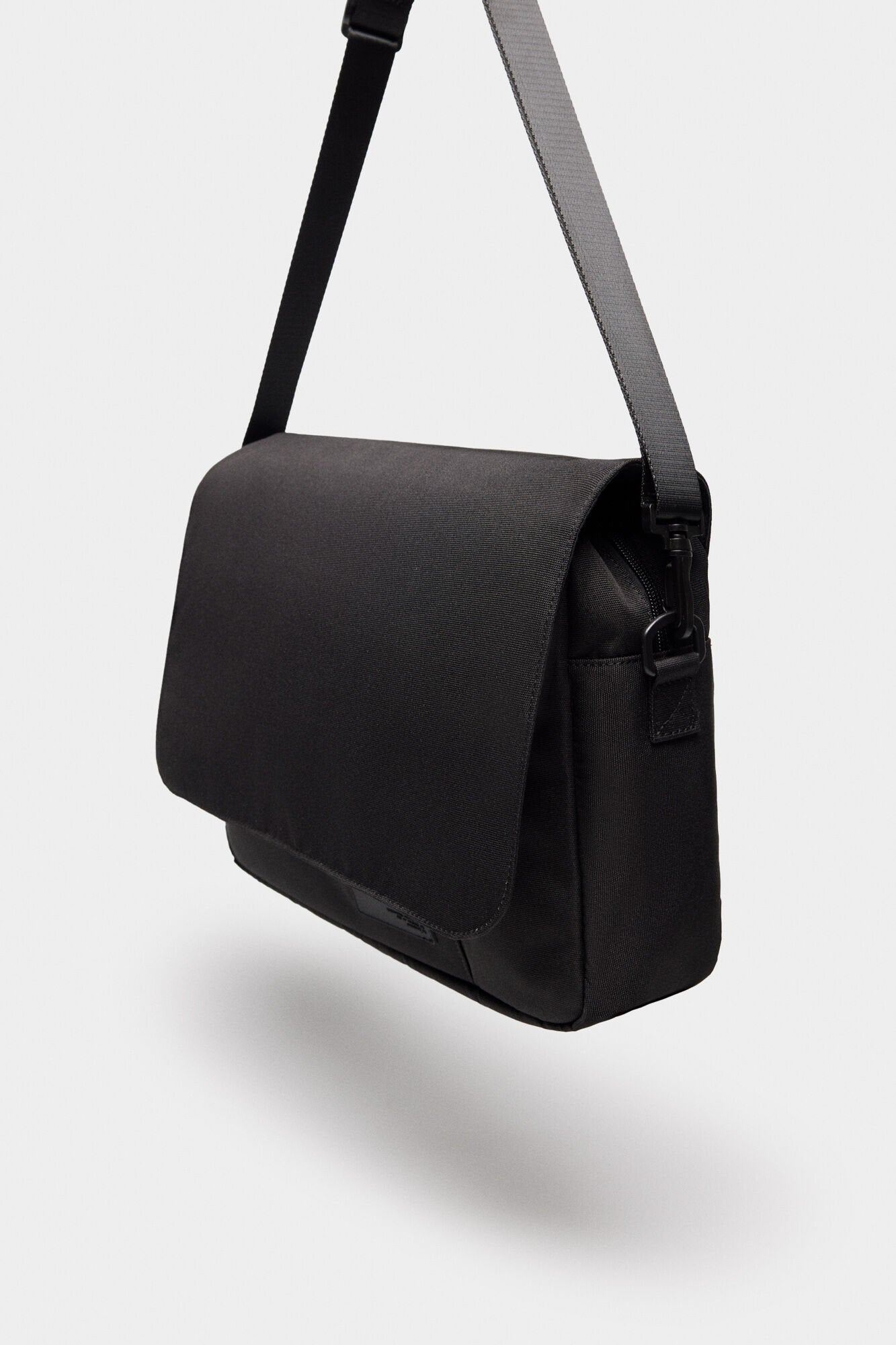 Black Messenger Bag_0967011_01_02