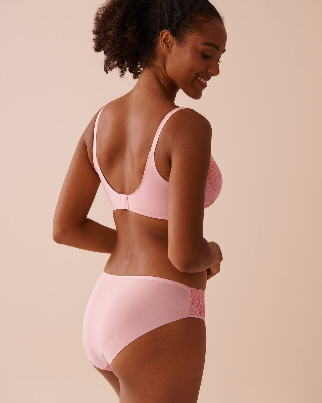 La Vie en Rose_Lightly Lined Wireless Sleek Back Bra in Different Cup Sizes_10200464_60036_02