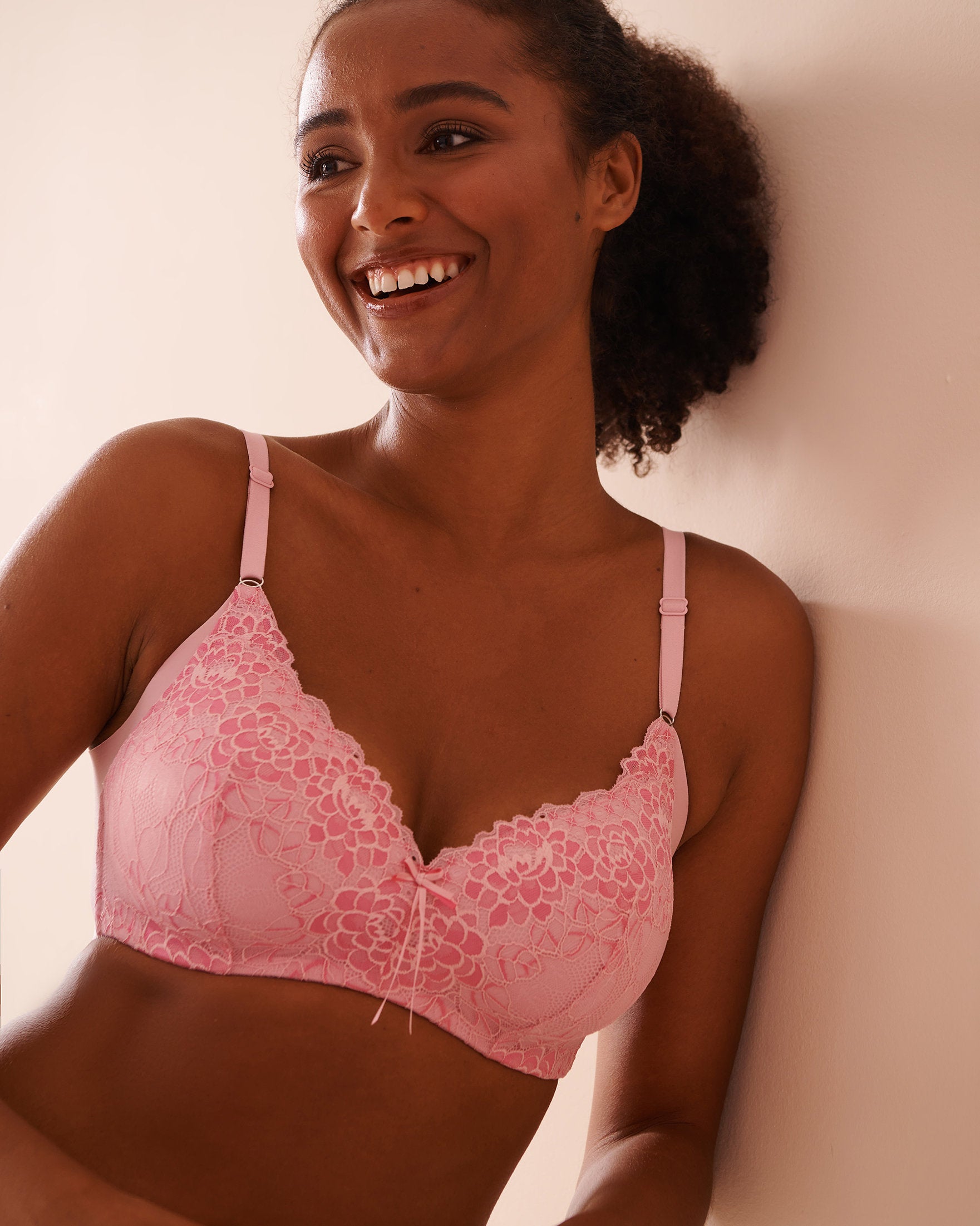 La Vie en Rose_Lightly Lined Wireless Sleek Back Bra in Different Cup Sizes_10200464_60036_04