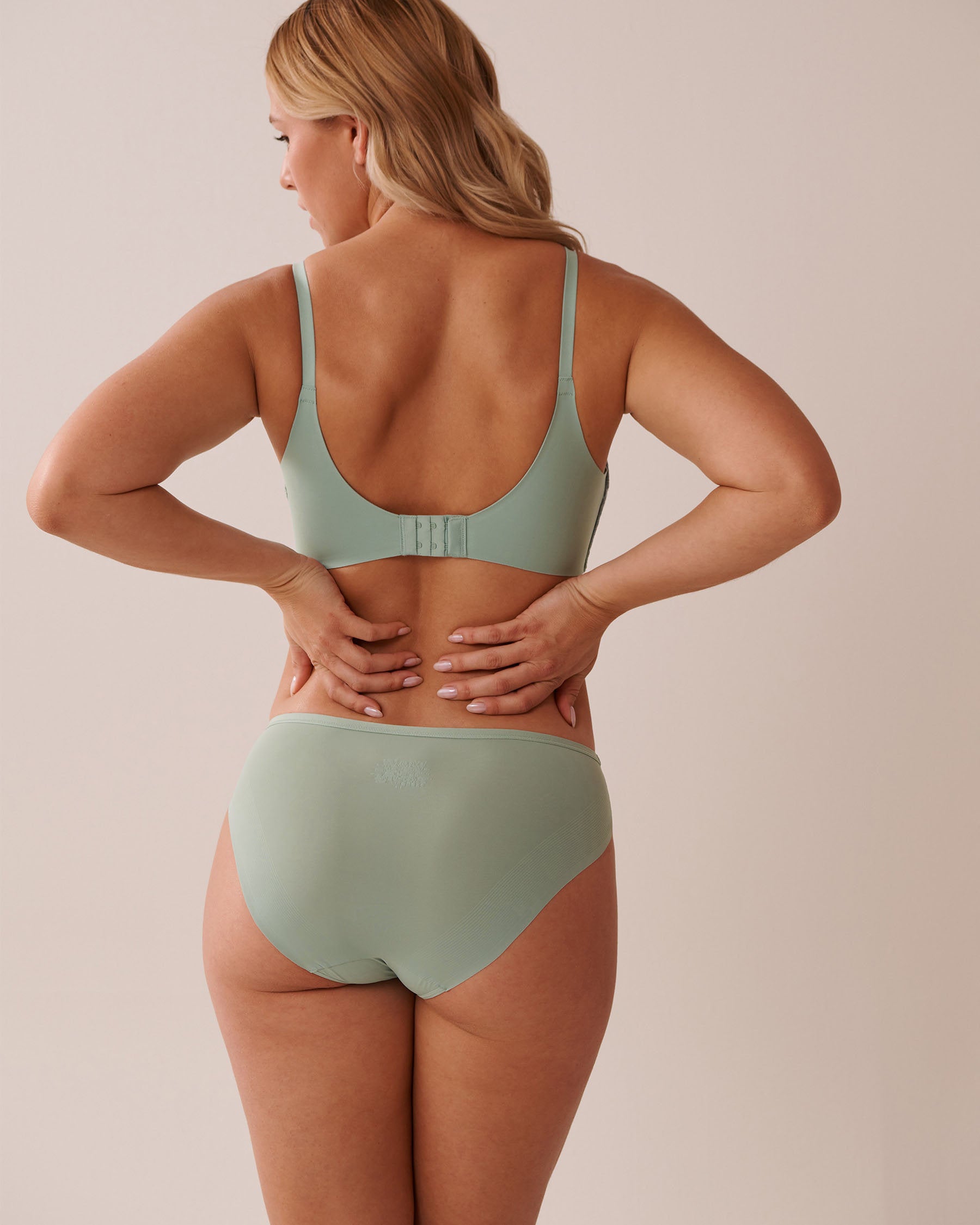 La Vie en Rose_Lightly Lined Wireless Sleek Back Bra_10200472_40218_02