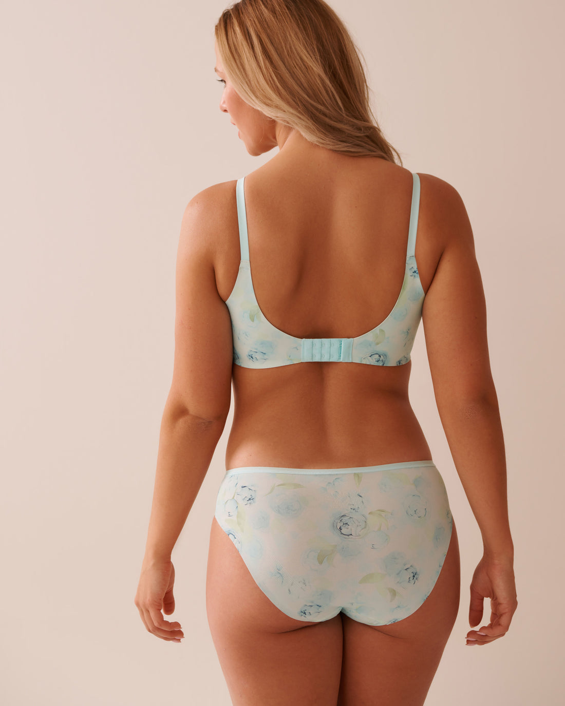 La Vie en Rose_Clearwater Multi Roses_Lightly Lined Wireless Sleek Back Bra in Different Cup Sizes_10200502_P40445_02