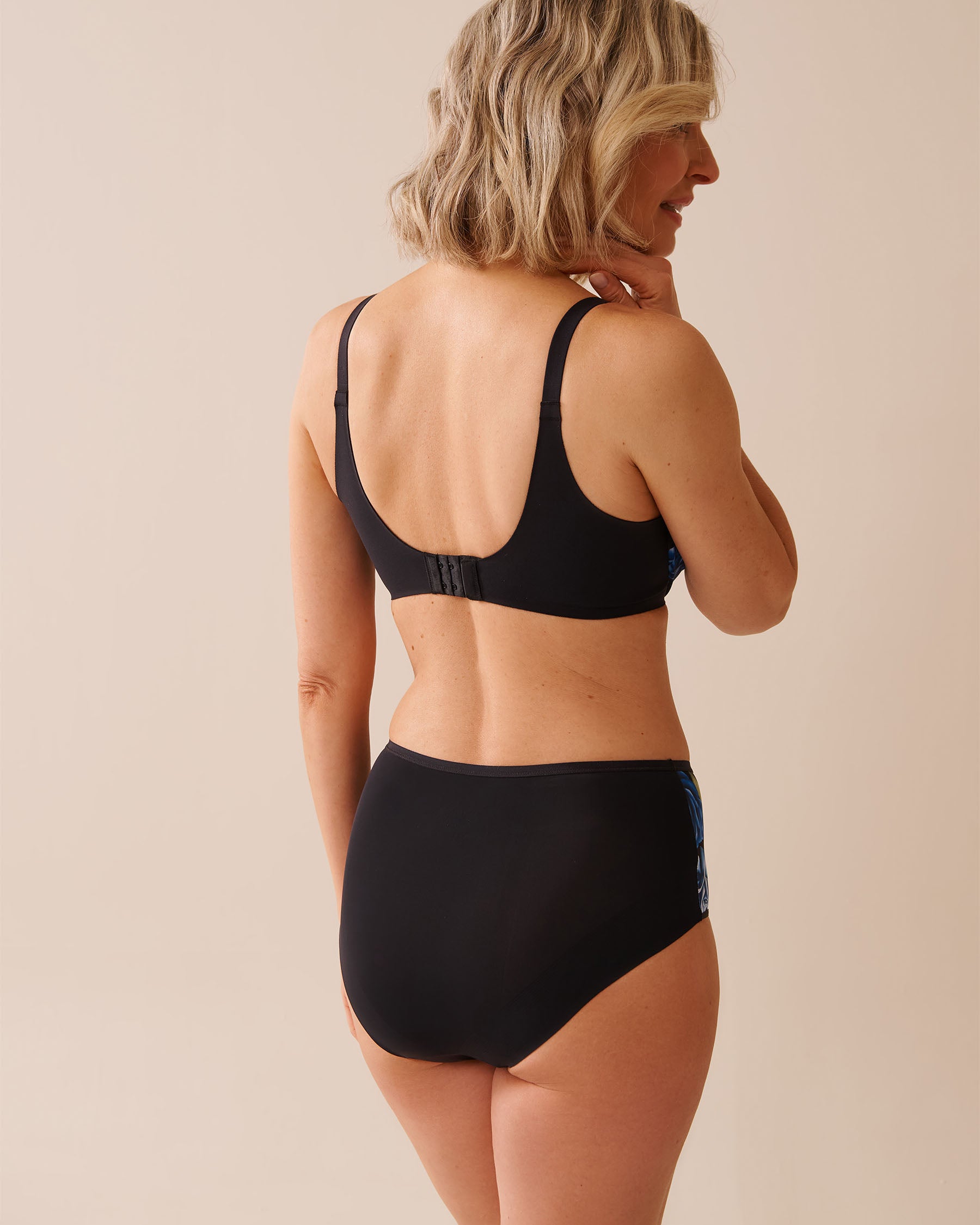 La Vie en Rose_Black & Blue Garden_Lightly Lined Sleek Back Bra in Different Cup Sizes_10200522_P00430_02