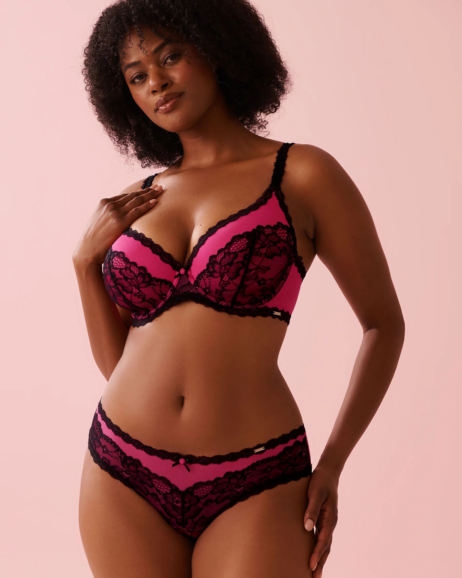La Vie en Rose_Pink_Lightly Lined Lace and Mesh Bra in Different Cup Sizes_10200562_60228_02