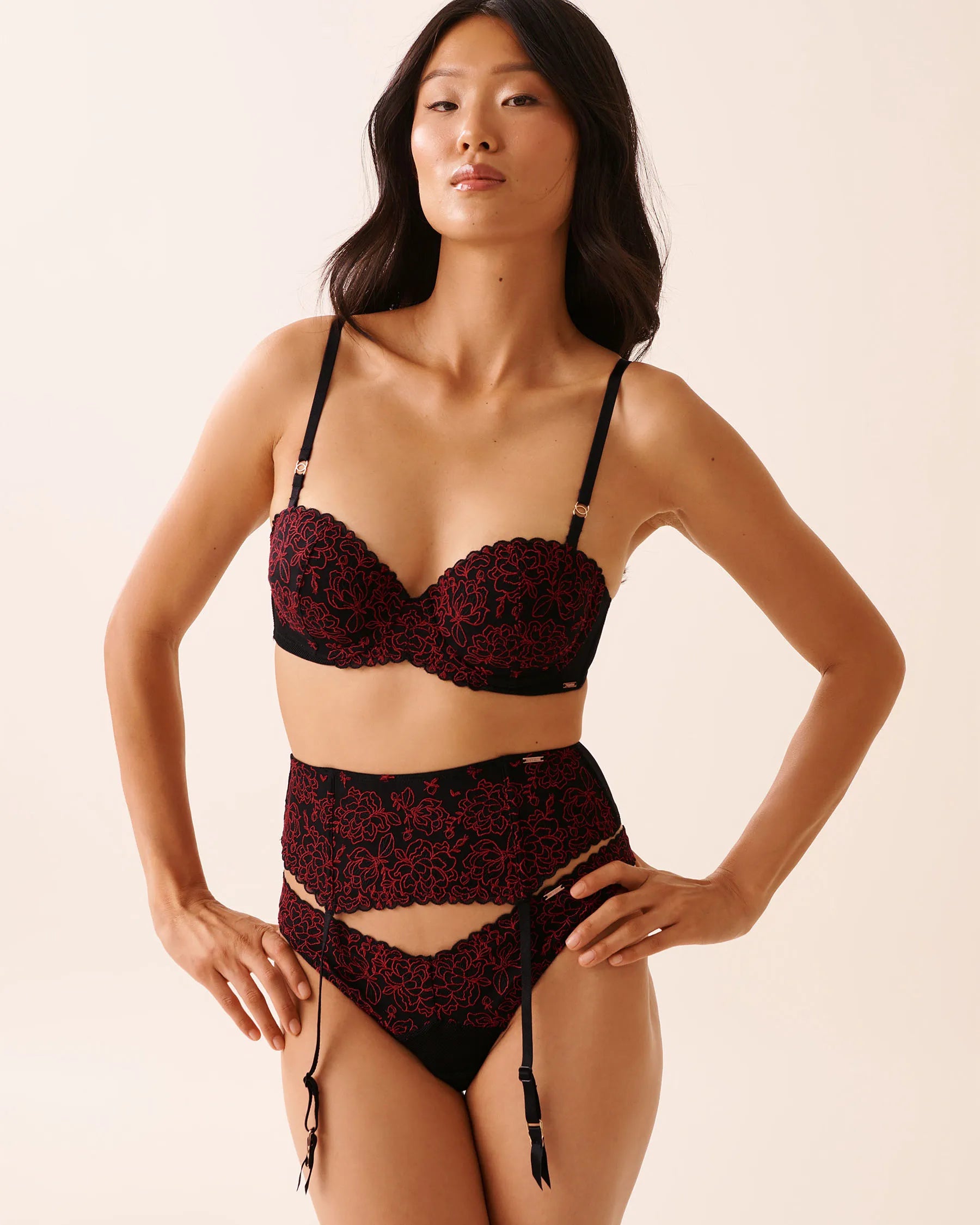 La Vie en Rose_Black & Red Embroidery_Push-up Strapless Demi Bra_10300217_P00468_07