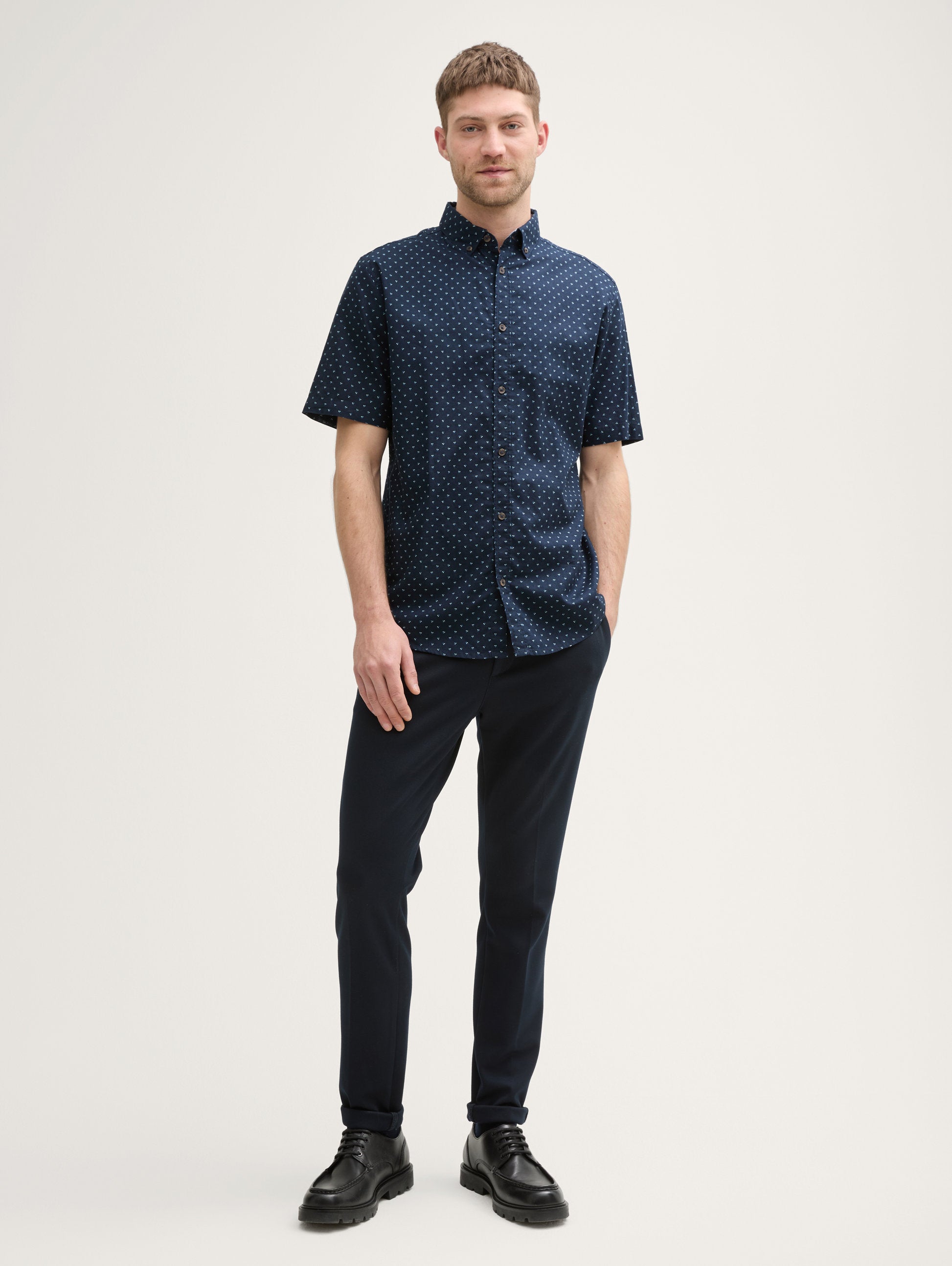 Tom Tailor_Regular Fit Short-Sleeved Shirt with Linen Content in a Polka Dot Pattern_1045099_37329_02