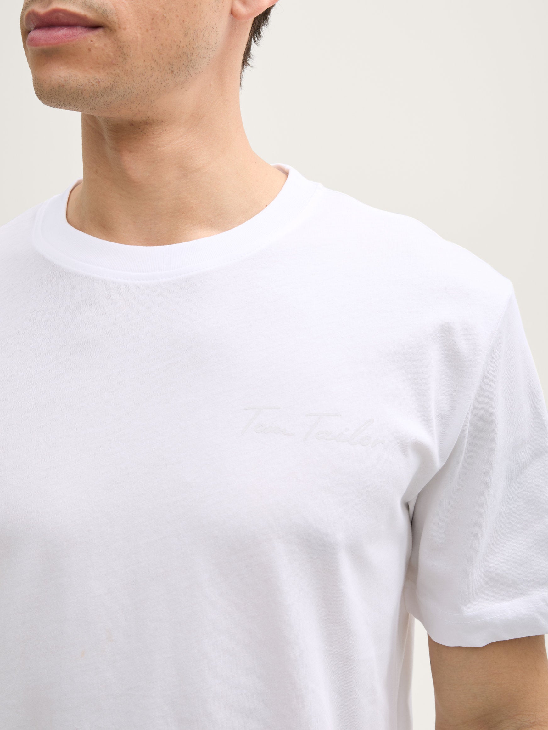 Tom Tailor_Basic T-Shirt with Small Logo Print_1046711_20000_04
