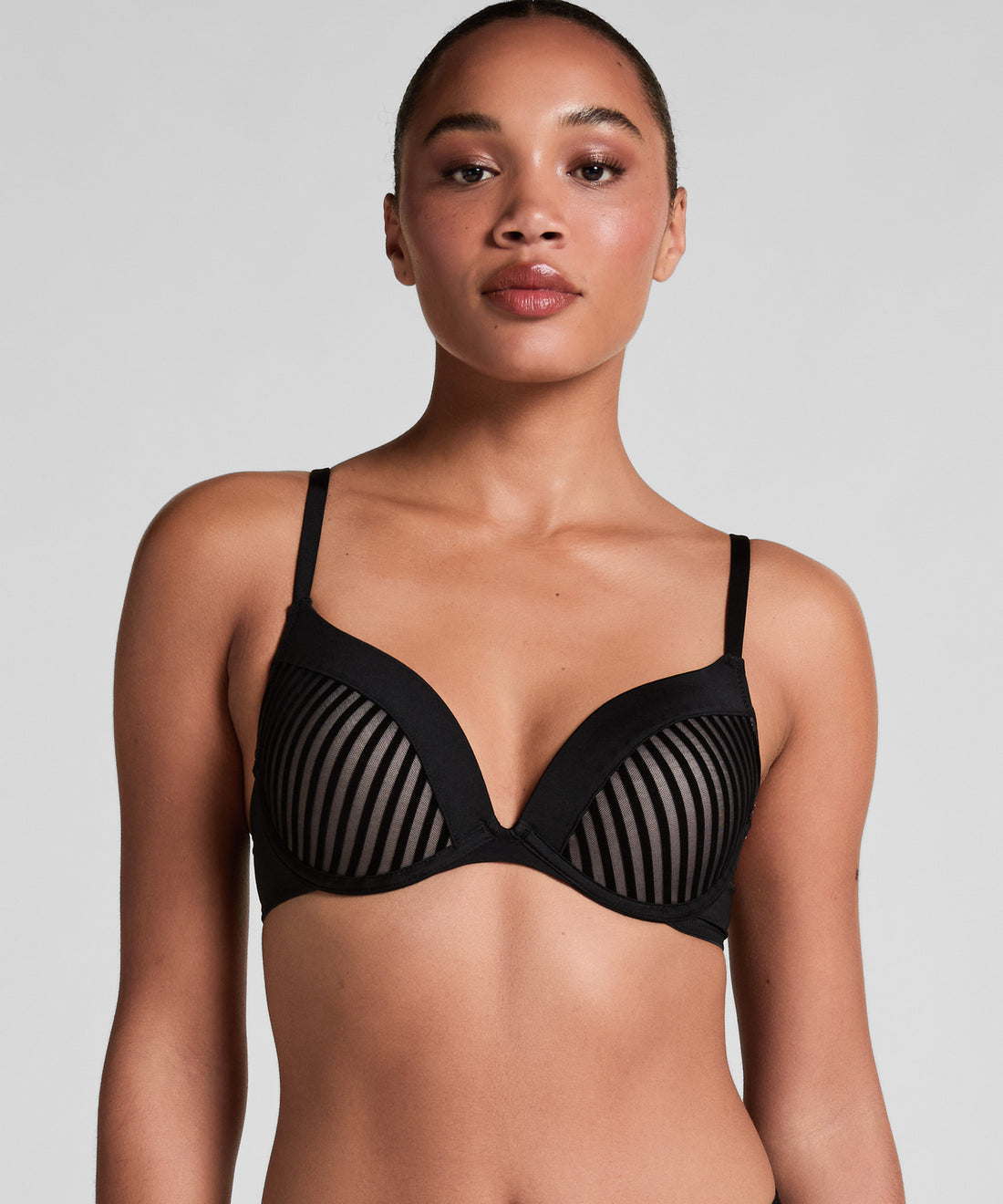 Hunkemoller_Black_Pia Padded Underwired Push-Up Bra in Different Cup Sizes_112477_Black_02