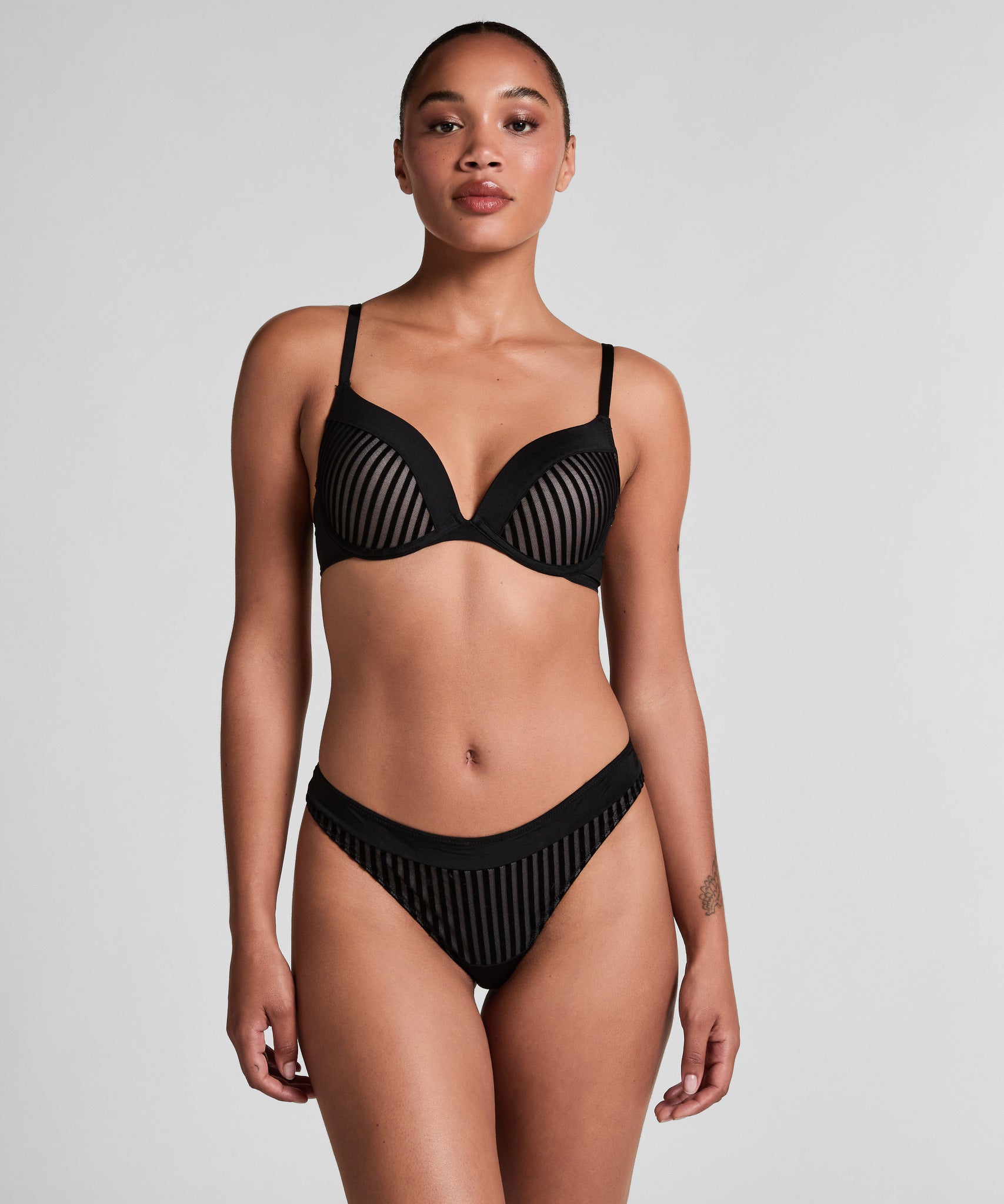 Hunkemoller_Black_Pia Padded Underwired Push-Up Bra in Different Cup Sizes_112477_Black_04