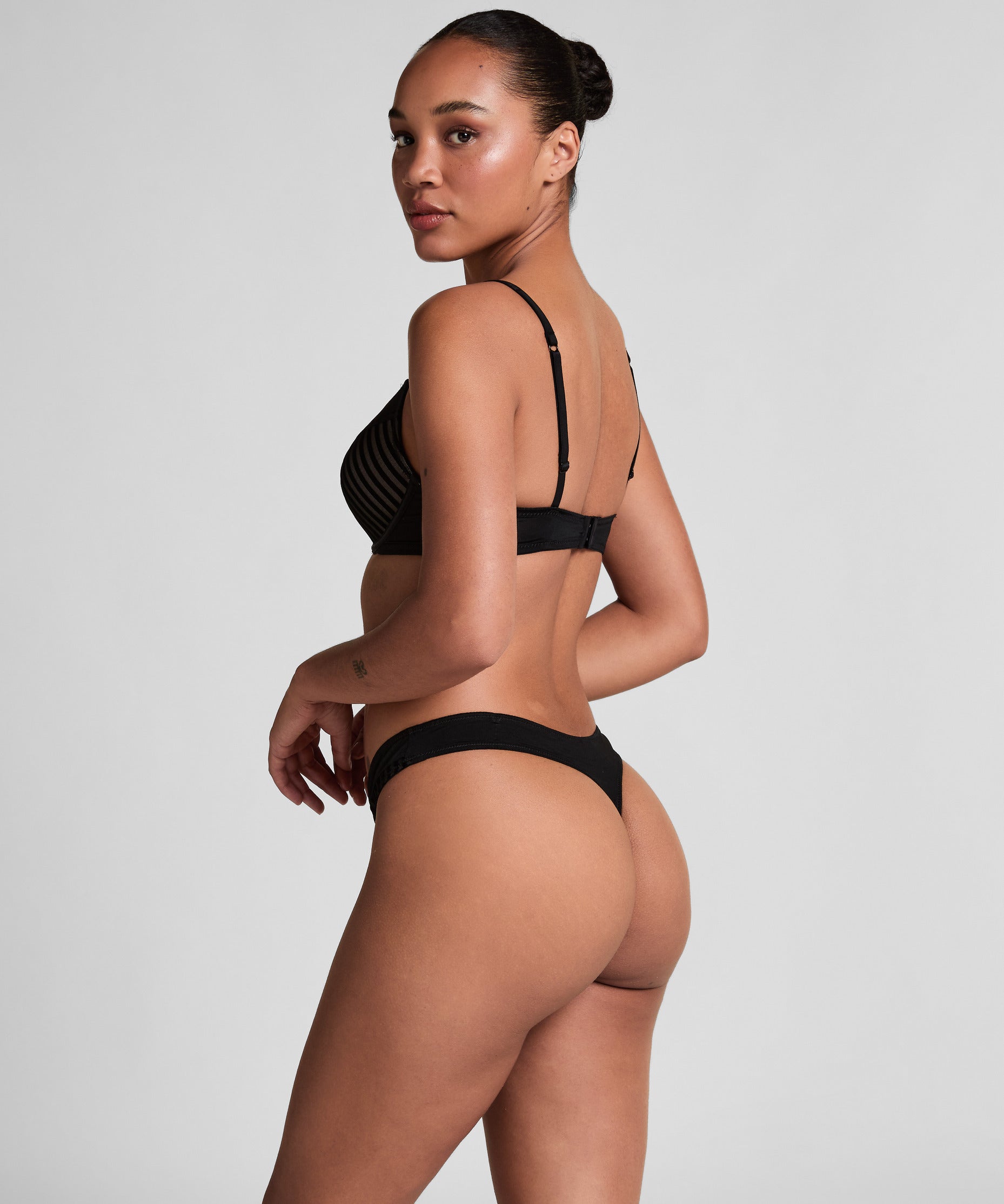 Hunkemoller_Black_Pia Padded Underwired Push-Up Bra in Different Cup Sizes_112477_Black_05