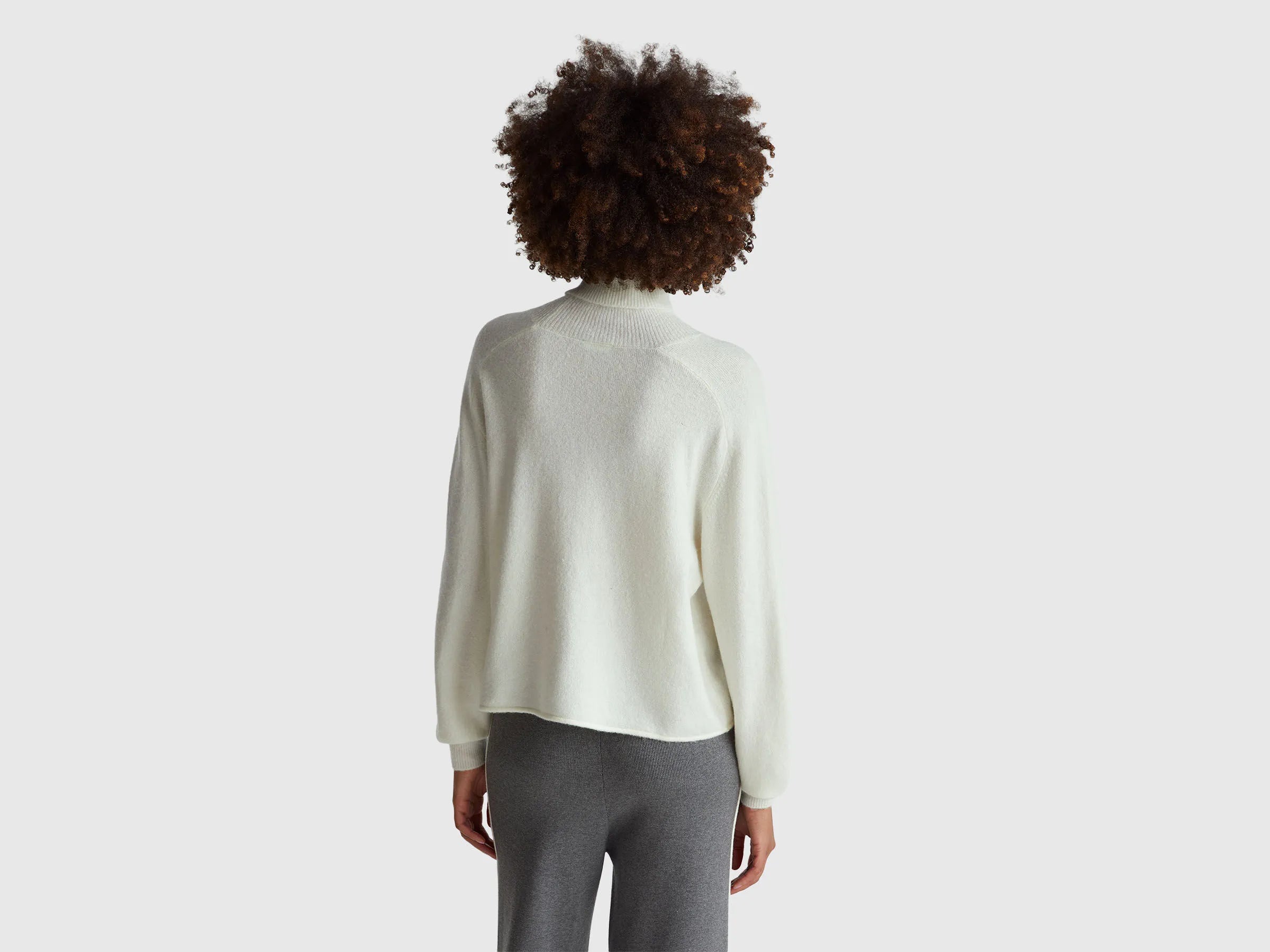Benetton_Creamy White_Turtleneck in Stretch Wool Blend_11CZD204F_0R2_02