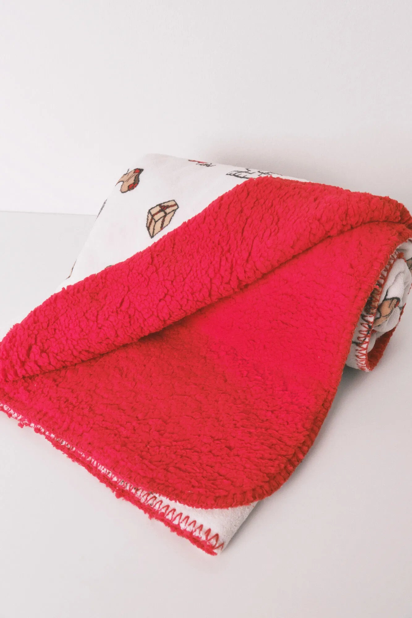 Women Secret_White Print_Super Soft Snoopy Velour Blanket_1372595_97_02