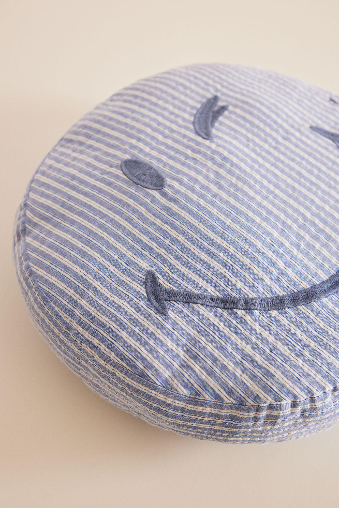Cushion_1377584_15_03