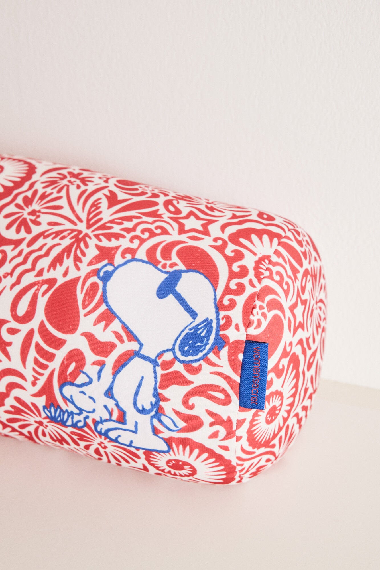 Red Cushion_1377602_60_02