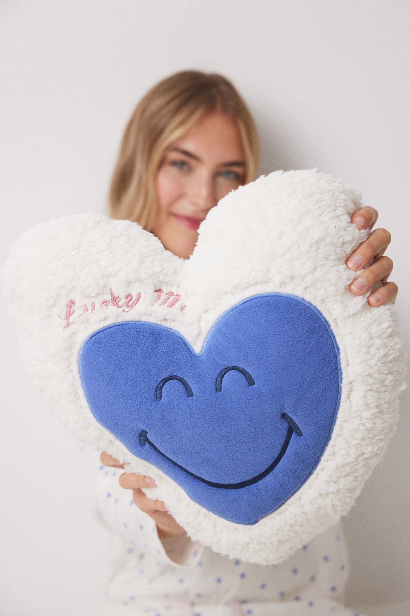 Women Secret_White Smiley Heart Cushion_1379702_96_01