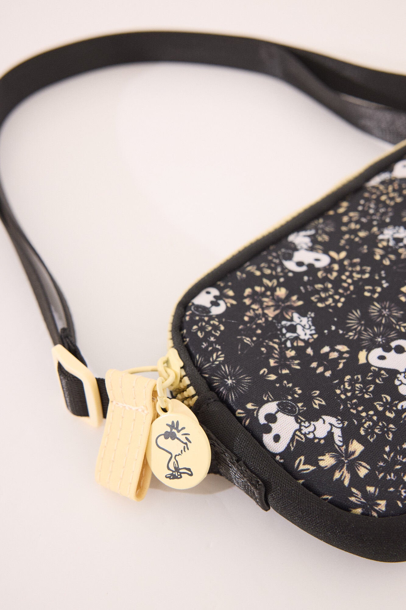 Women Secret_Snoopy Nylon Mobile Case_1379709_01_02