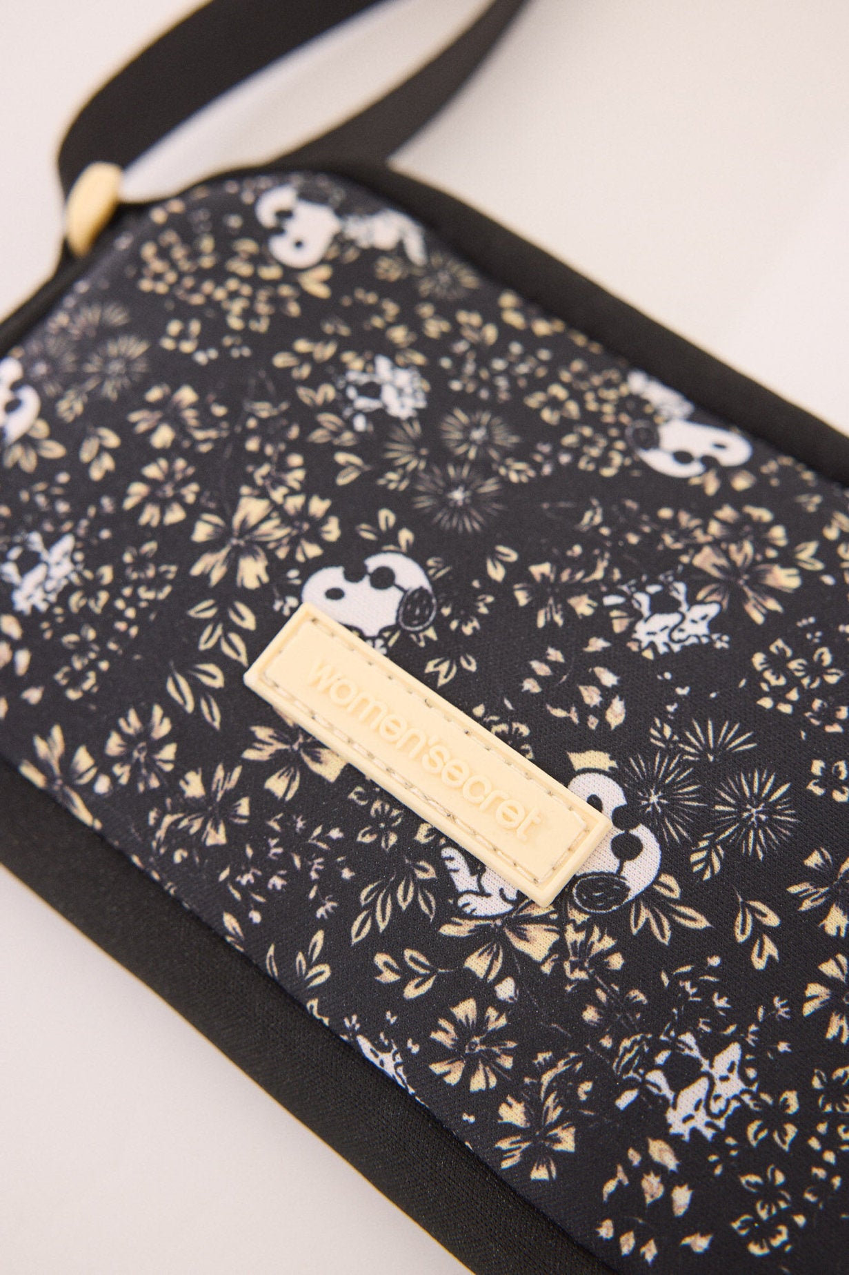 Women Secret_Snoopy Nylon Mobile Case_1379709_01_05