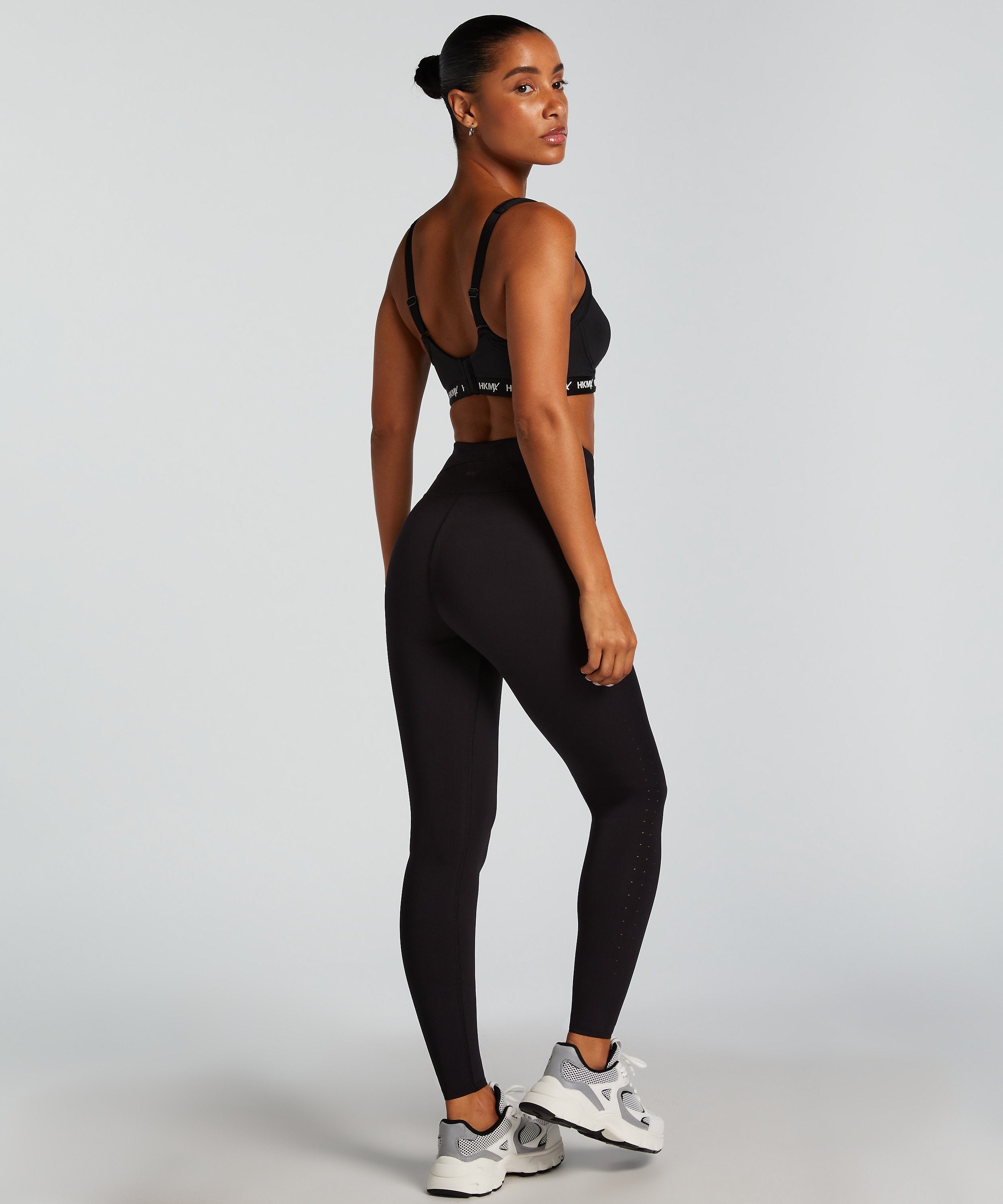 Hunkemoller_HKMX Sports Bra The ELITE Level 3 in Different Cup Sizes_140882_Black_04