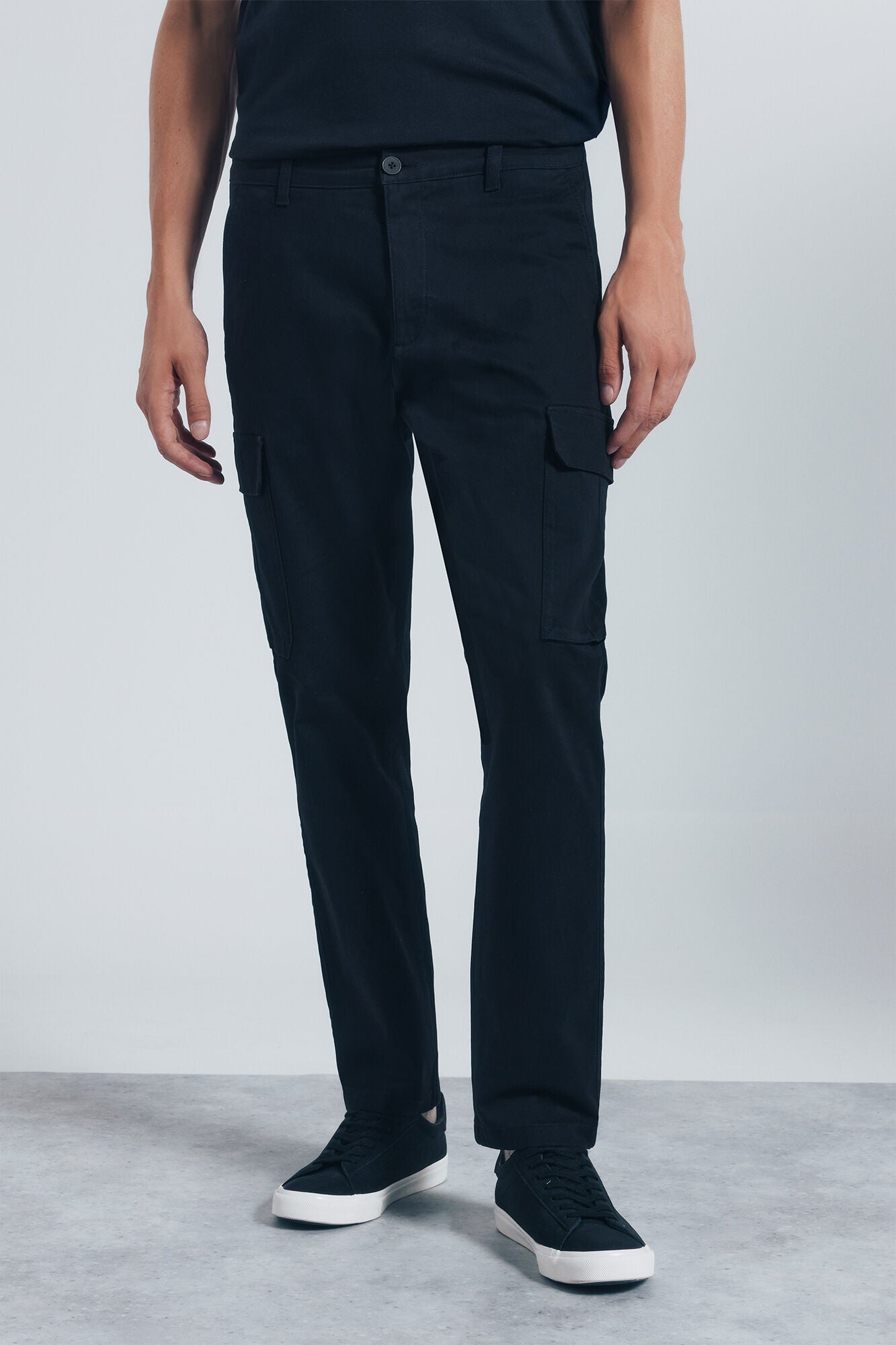 Springfield_Black_Slim Fit Cargo Trousers_1552730_01_02