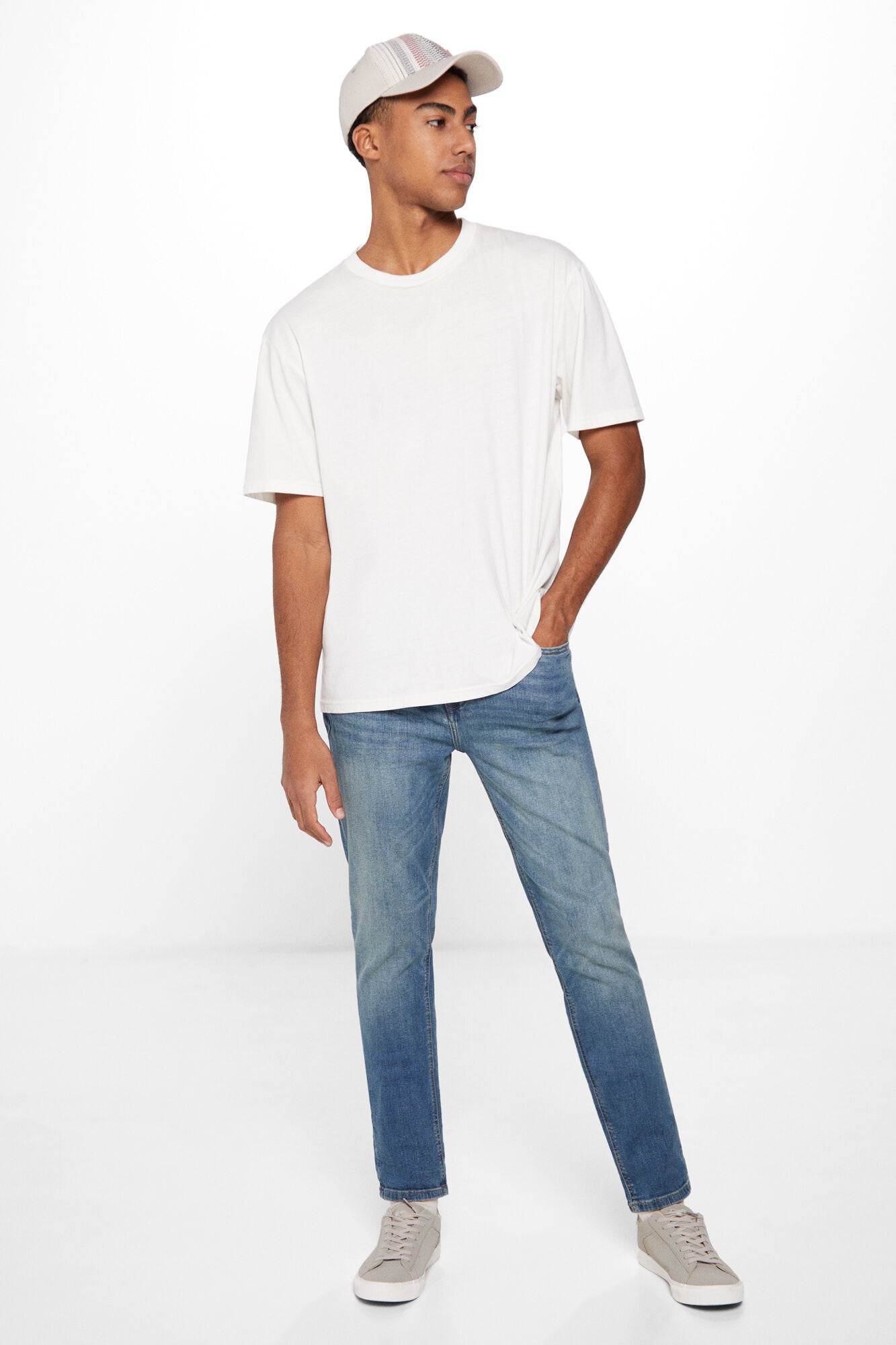 Light Wash Slim Fit Jeans_1757522_86_01