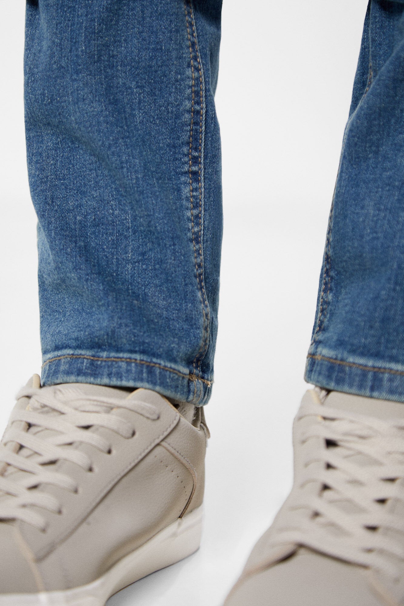 Light Wash Slim Fit Jeans_1757522_86_04