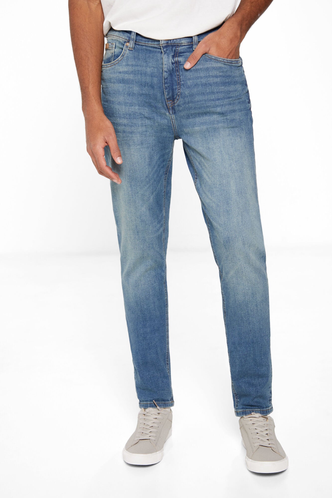 Light Wash Slim Fit Jeans_1757522_86_05