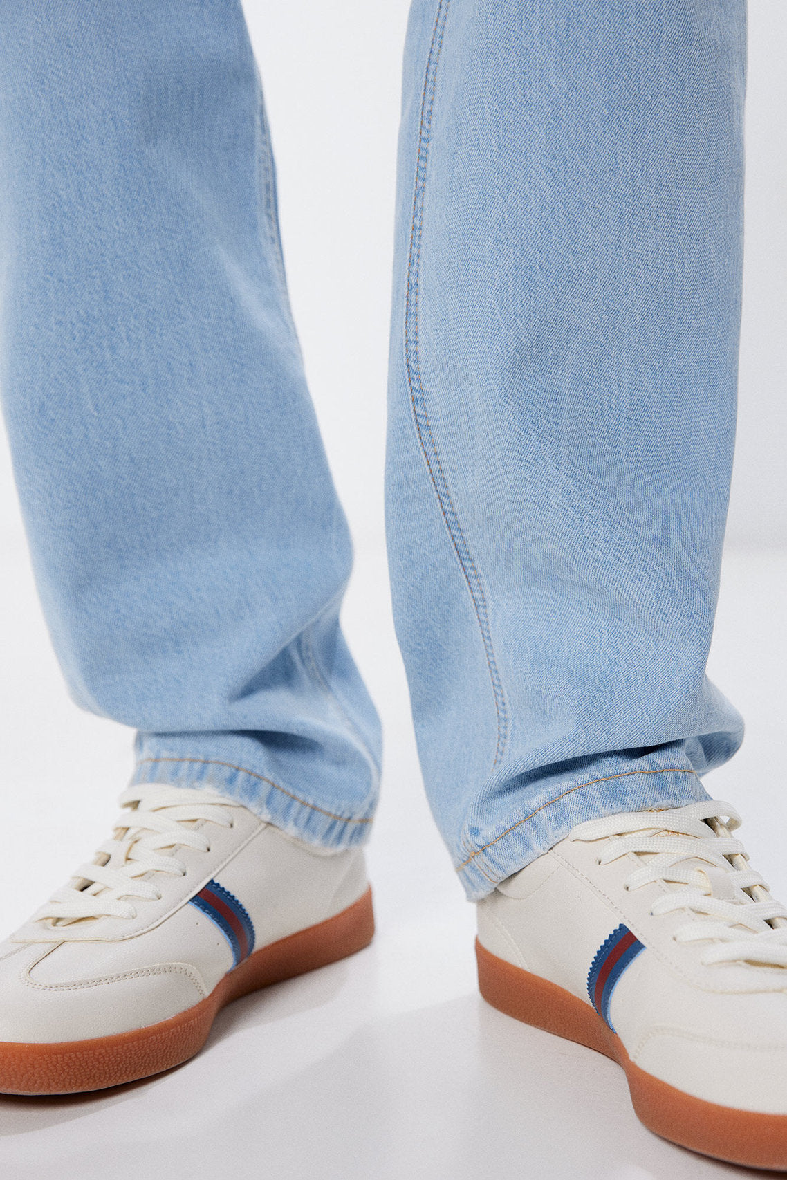 Light Wash Loose Fit Jeans_1757527_16_03