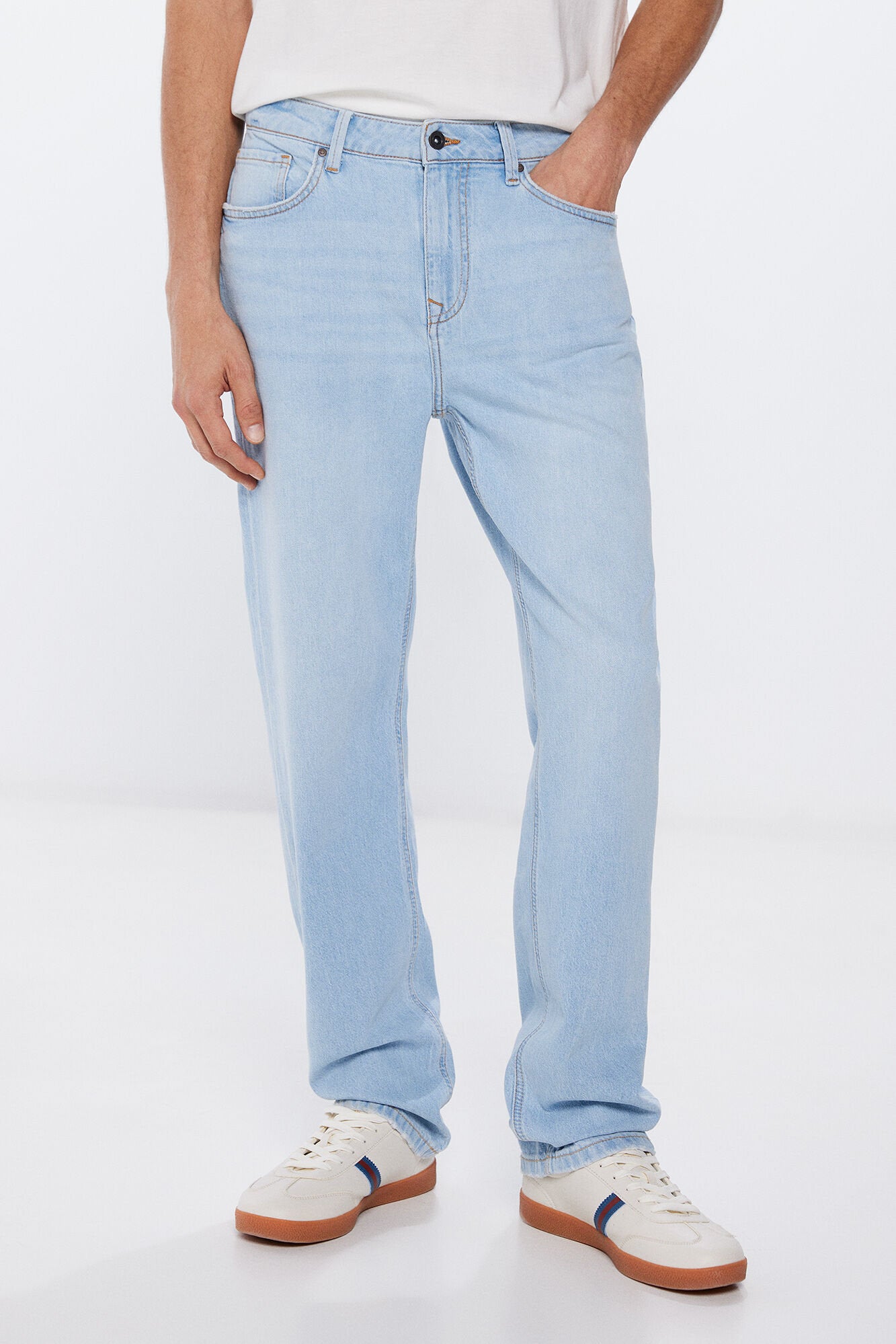 Light Wash Loose Fit Jeans_1757527_16_08