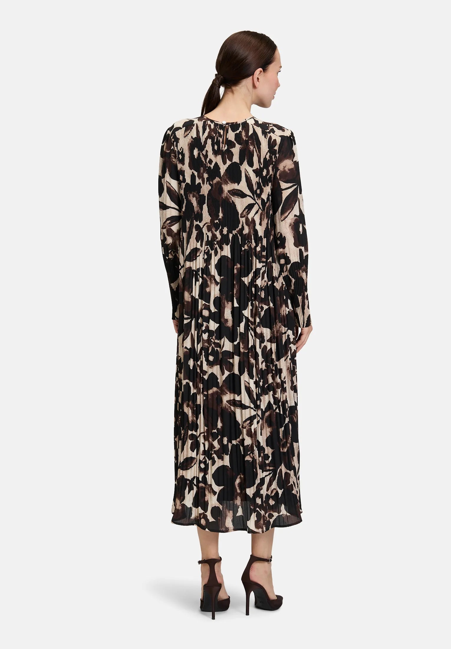 Betty Barclay_Beige/Brown_Pleated Dress Long Sleeves_1789-1623_7875_02
