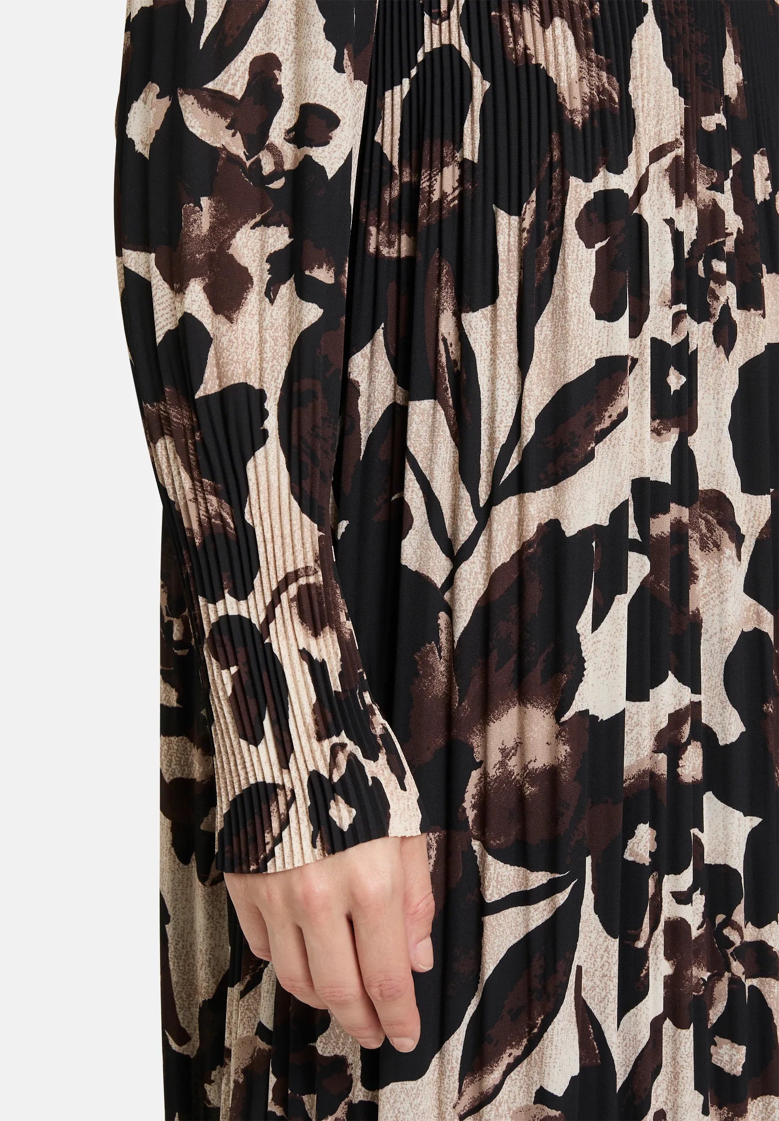 Betty Barclay_Beige/Brown_Pleated Dress Long Sleeves_1789-1623_7875_06