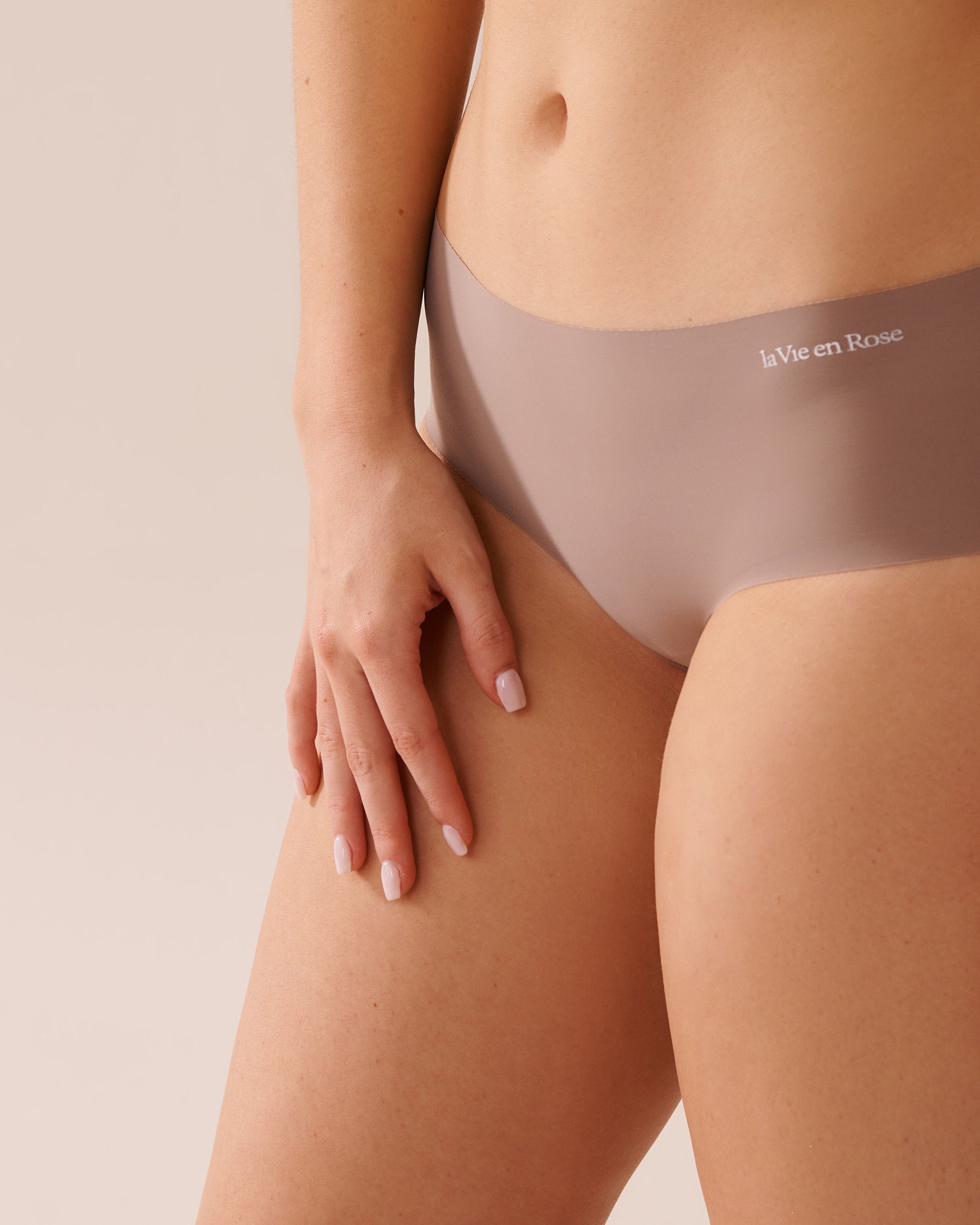 La Vie en Rose_Microfiber Invisible Hiphugger Panty_20200603_00011_01