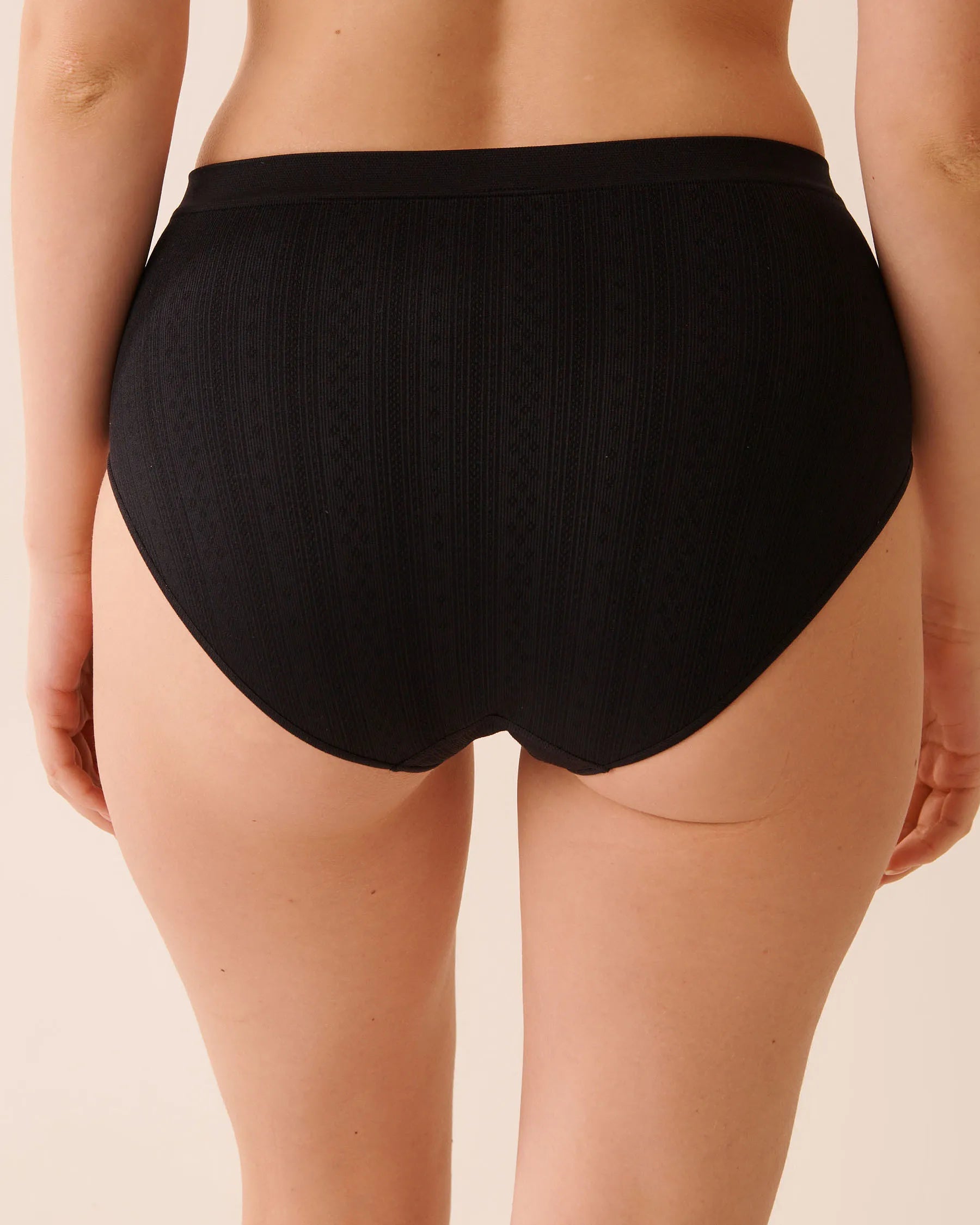 La Vie en Rose_Black Beauty_Seamless Fabric Pointelle High Waist Bikini Panty_20200711_00001_02