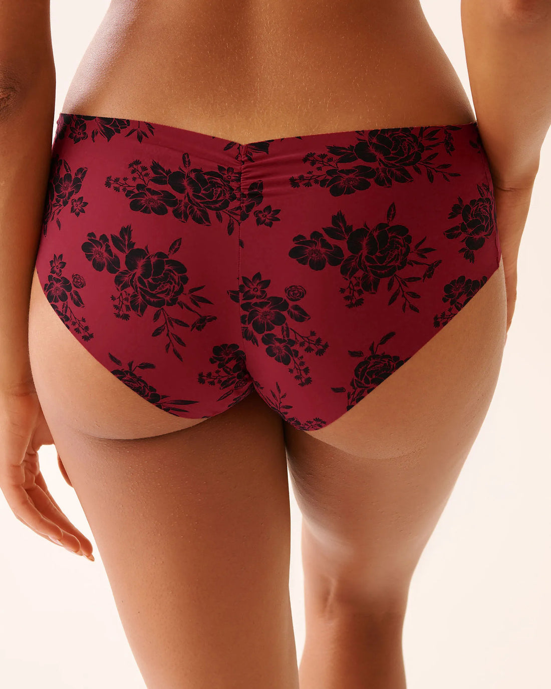 La Vie en Rose_Savvy Red Bouquet_Microfiber Invisible Hiphugger Panty_20200718_P60424_02