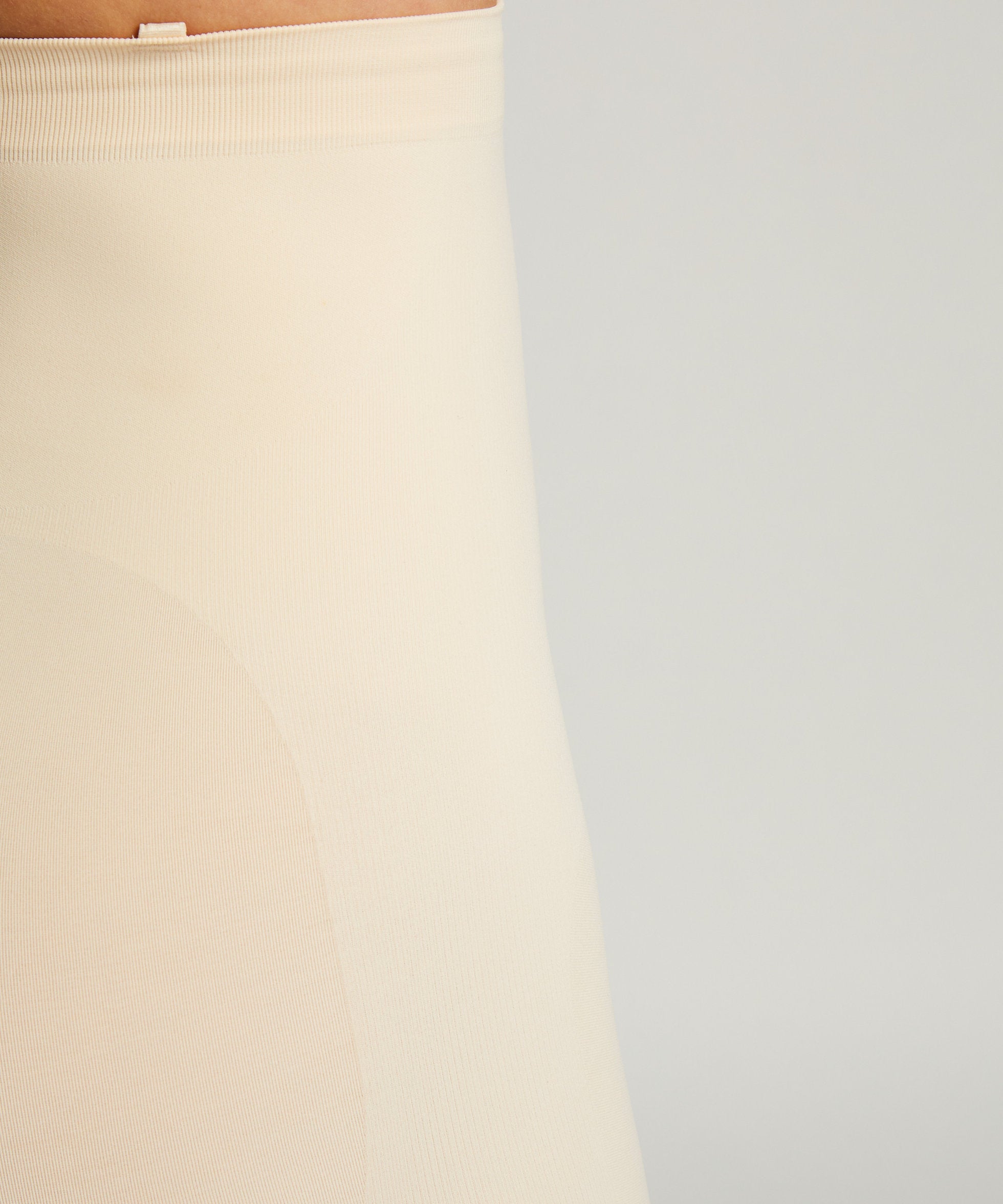 Smls Tigh Slimmer Bodysuit_202152_Linen_04