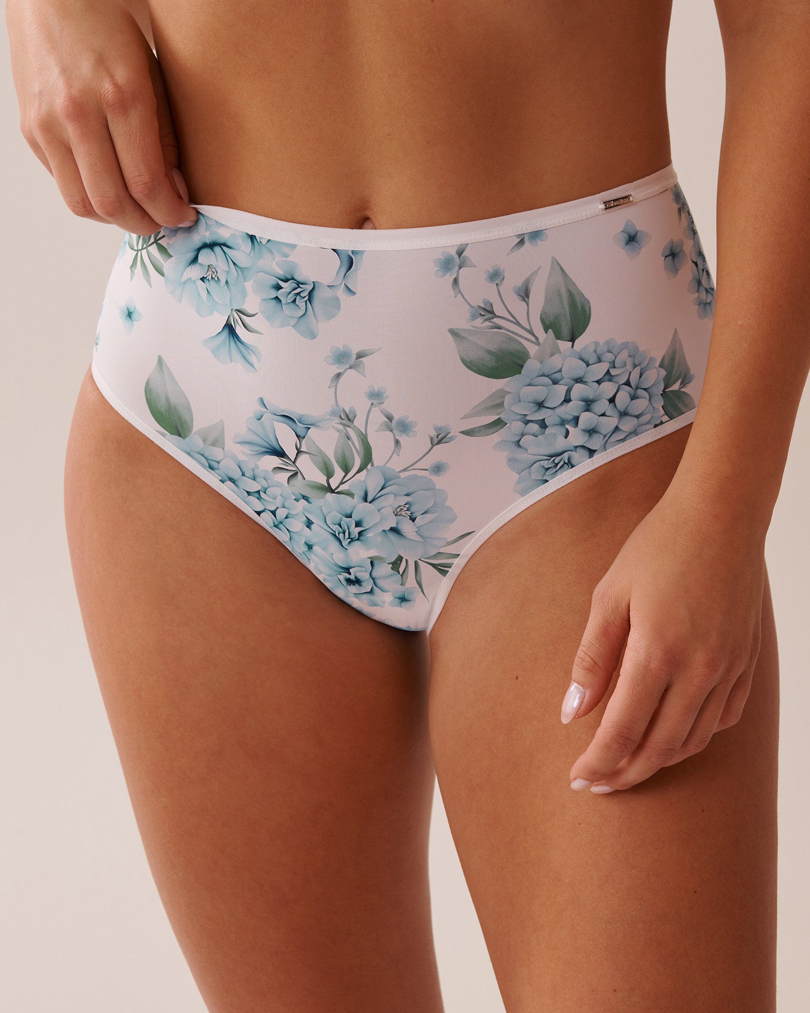 La Vie en Rose_Microfiber Sleek Back High Waist Bikini Panty_20300388_P10483_01