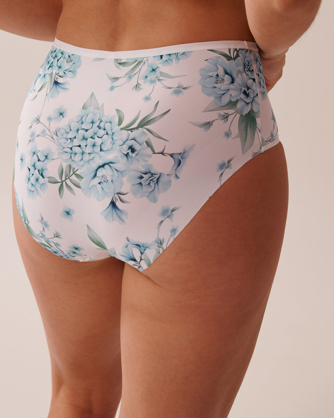 La Vie en Rose_Microfiber Sleek Back High Waist Bikini Panty_20300388_P10483_02