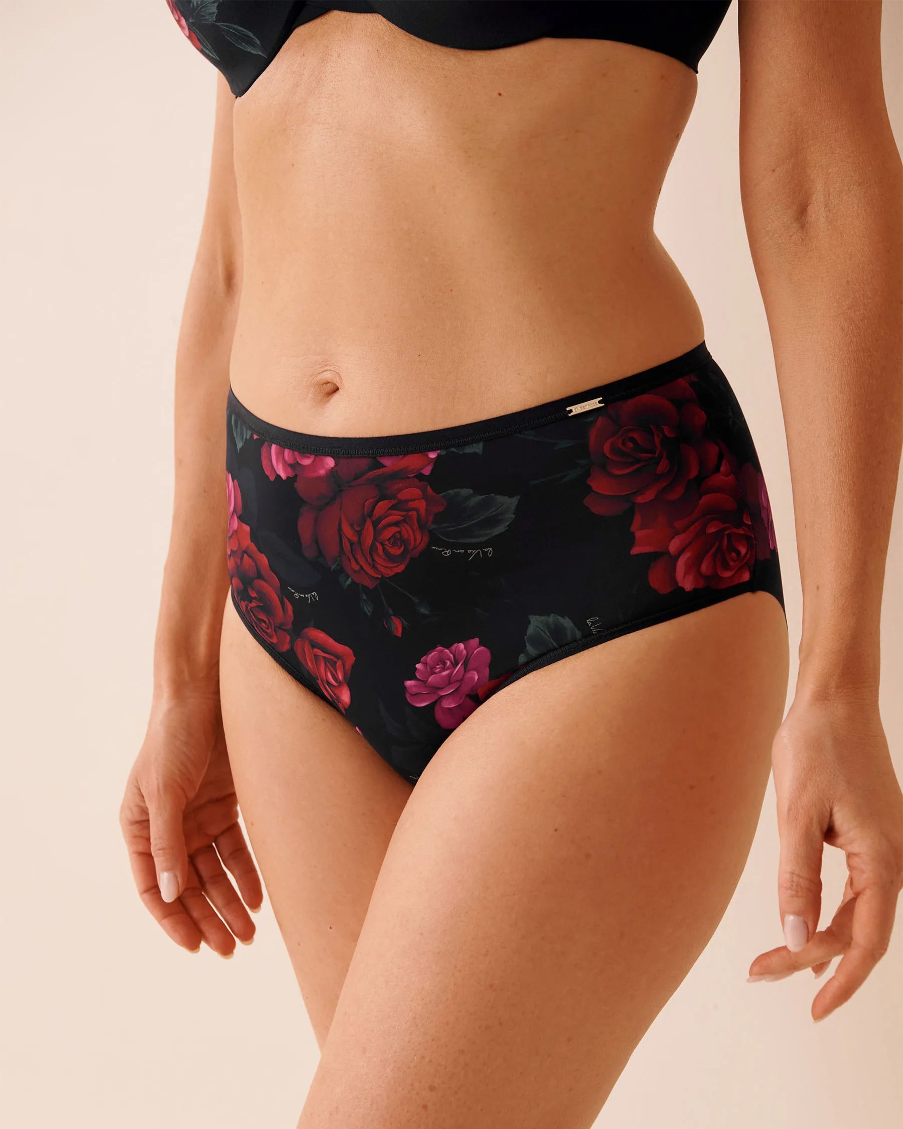 La Vie en Rose_Red Roses & Lver_Microfiber Sleek Back High Waist Bikini Panty_20300463_P00479_02