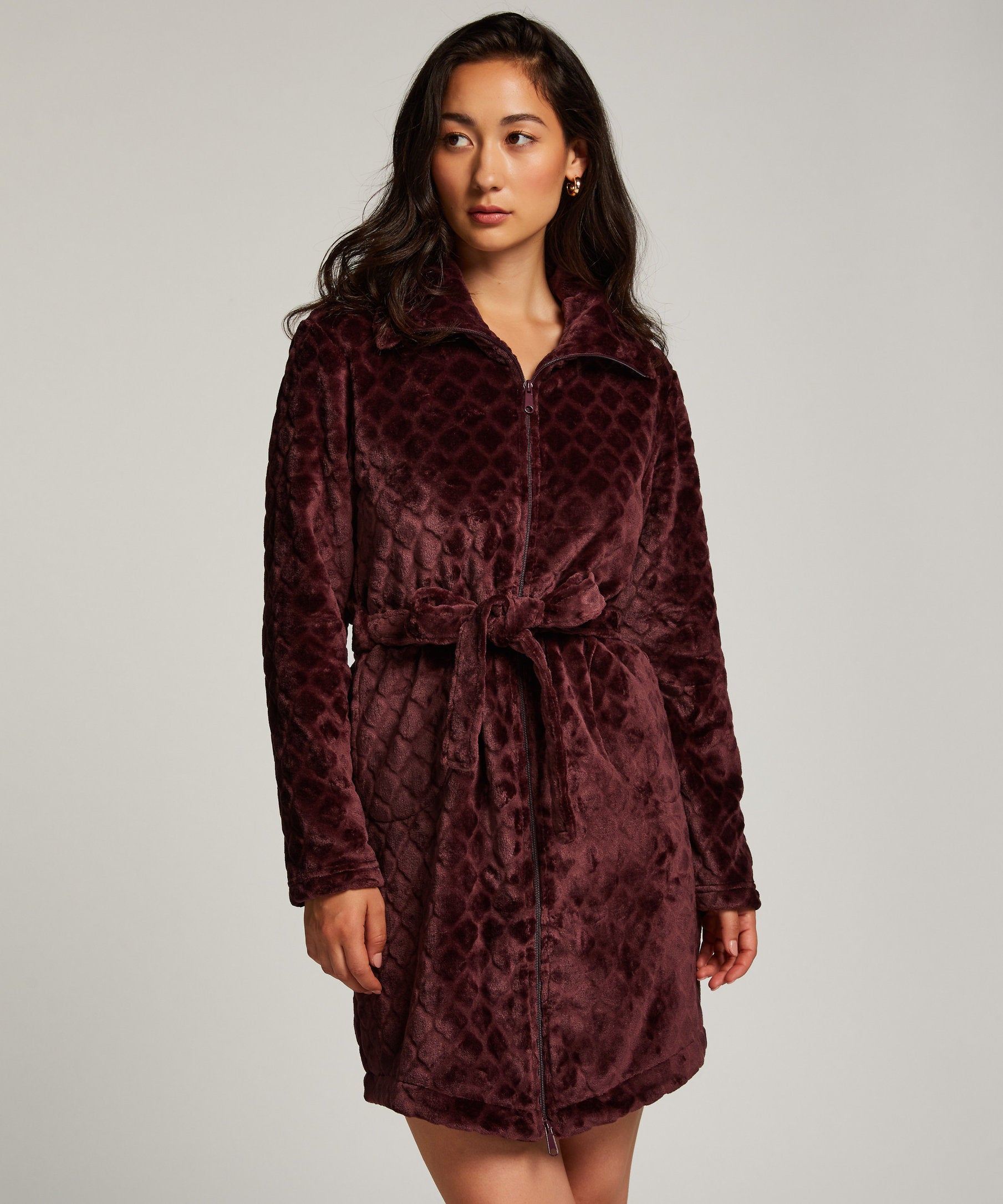Robe Fleece Zip Emb Honeycomb_204193_Windsor Wine_01