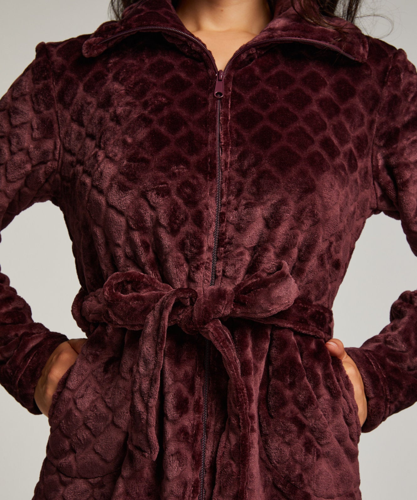 Robe Fleece Zip Emb Honeycomb_204193_Windsor Wine_02