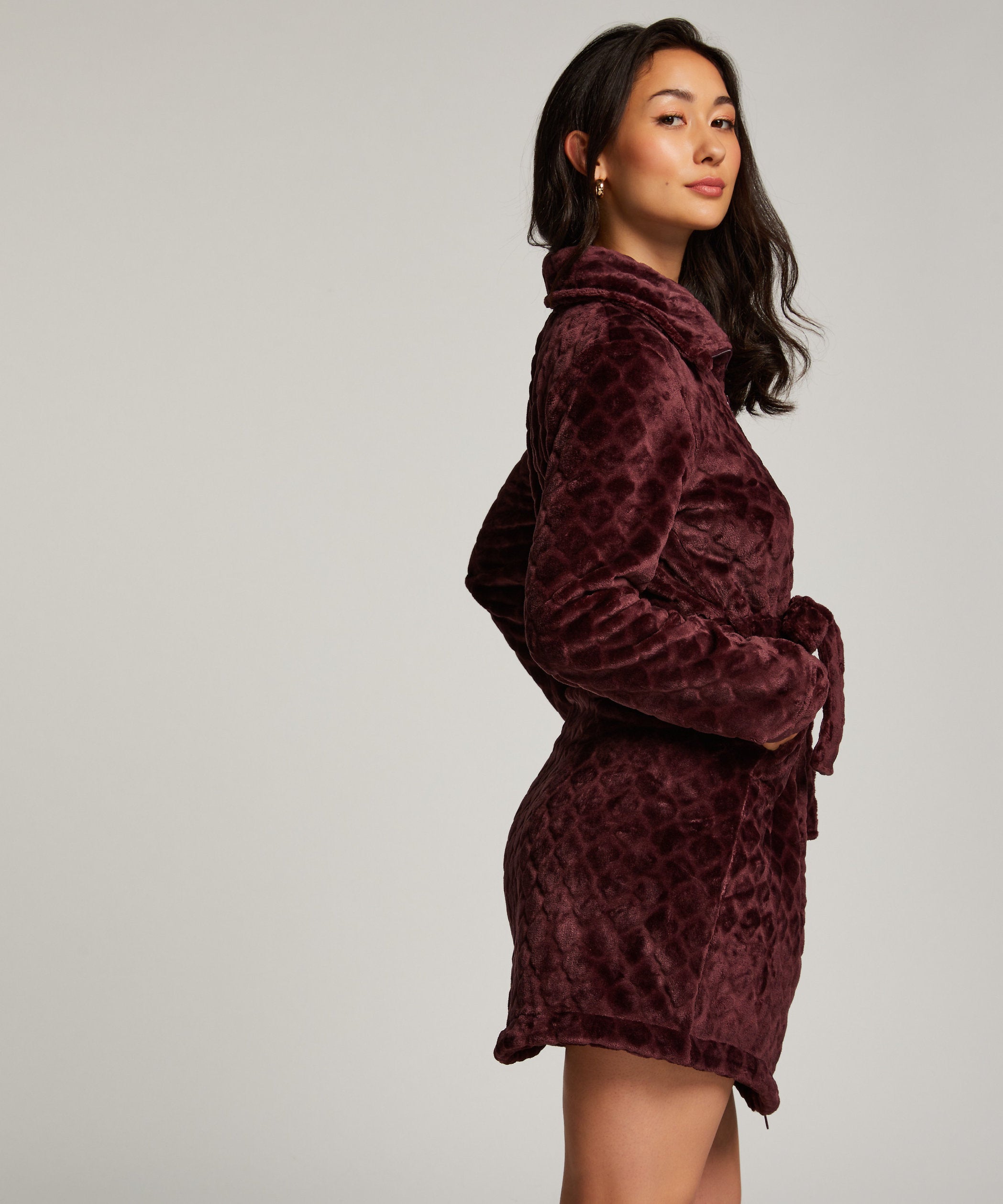 Robe Fleece Zip Emb Honeycomb_204193_Windsor Wine_03