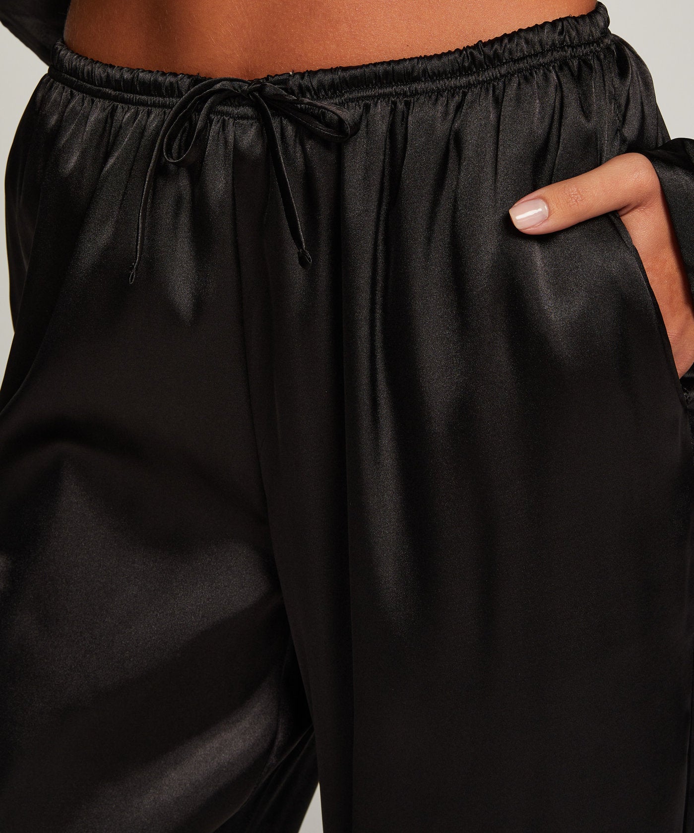 Pant Satin Minimal_204260_Black_04