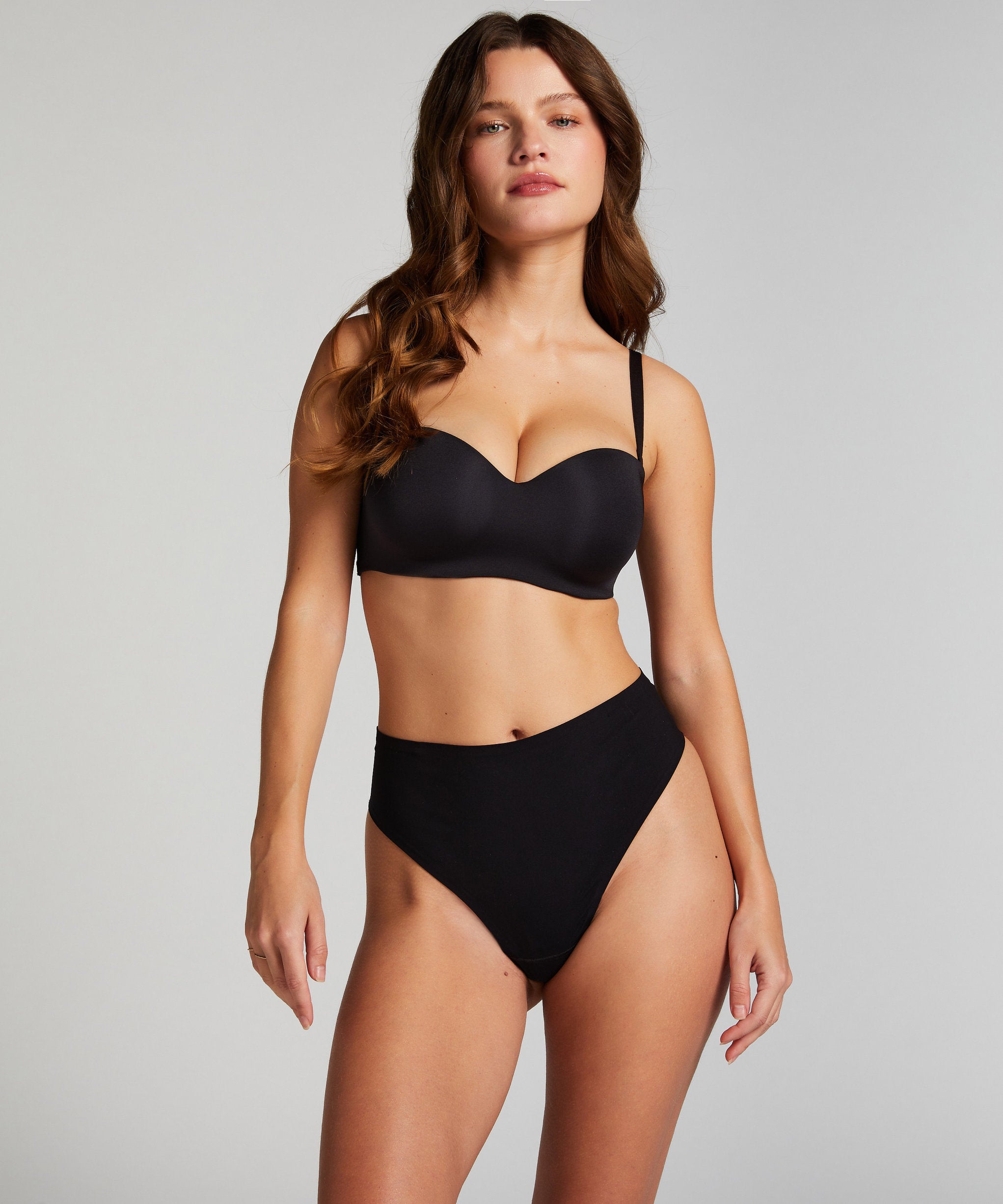 Hunkemoller_Smooth Padded Underwired Strapless Push-Up Bra in Different Cup Sizes_206740_Caviar_03