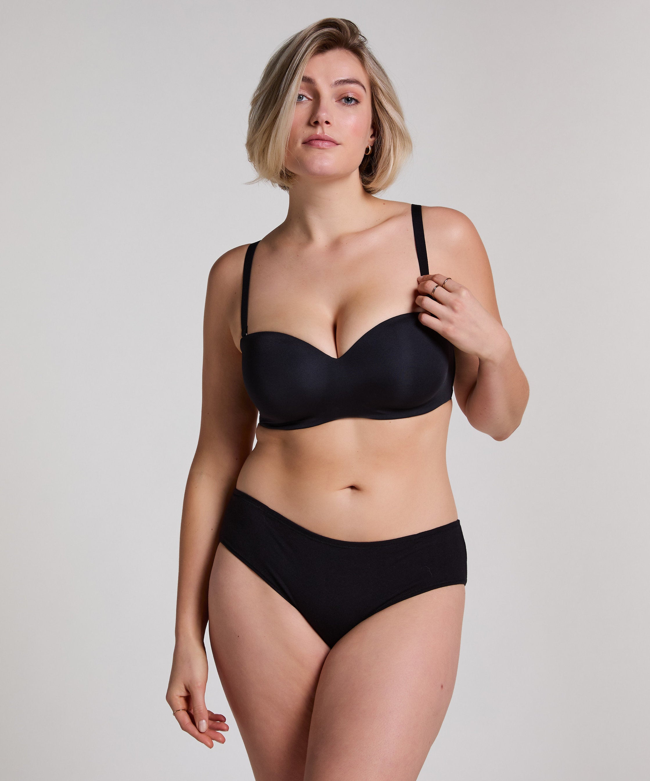 Hunkemoller_Smooth Padded Underwired Strapless Push-Up Bra in Different Cup Sizes_206740_Caviar_05