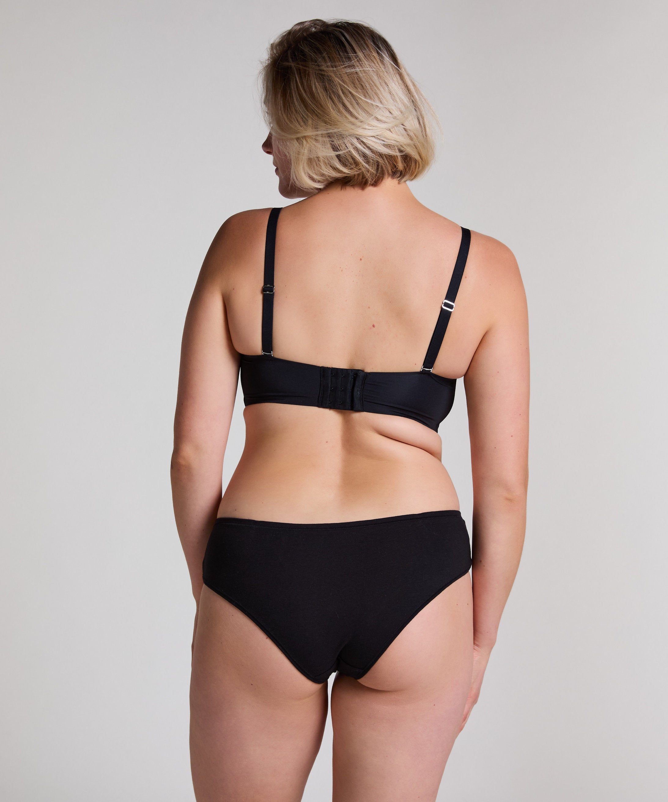 Hunkemoller_Smooth Padded Underwired Strapless Push-Up Bra in Different Cup Sizes_206740_Caviar_06