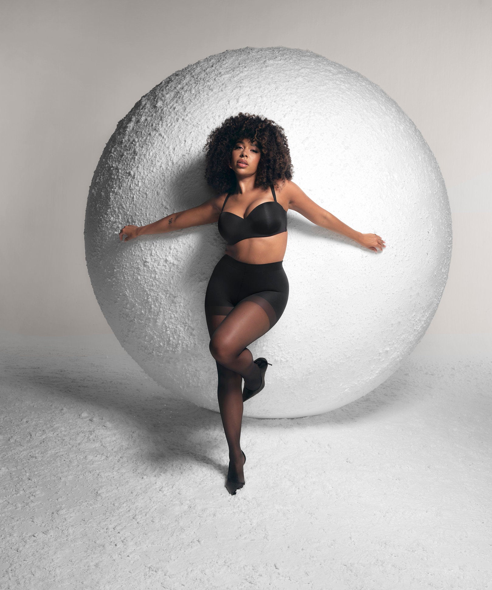 Hunkemoller_Smooth Padded Underwired Strapless Push-Up Bra in Different Cup Sizes_206740_Caviar_07