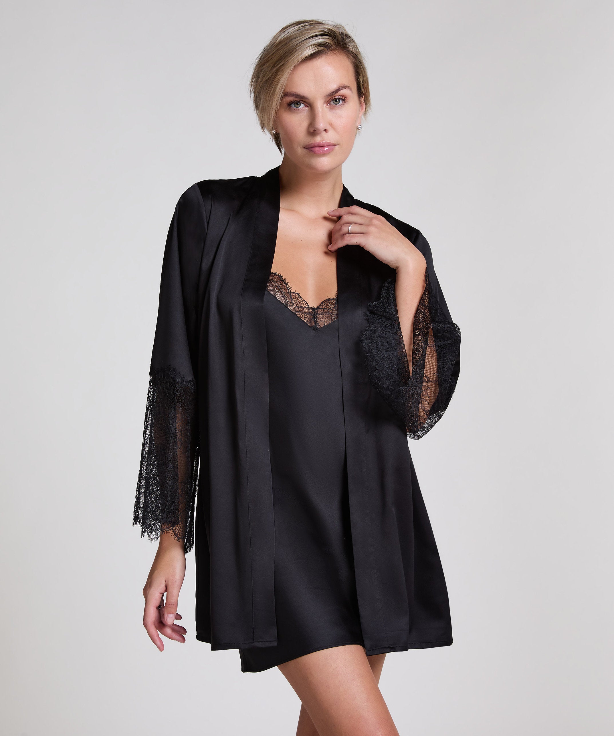 Hunkemoller_Satin Kimono_207210_Caviar_03